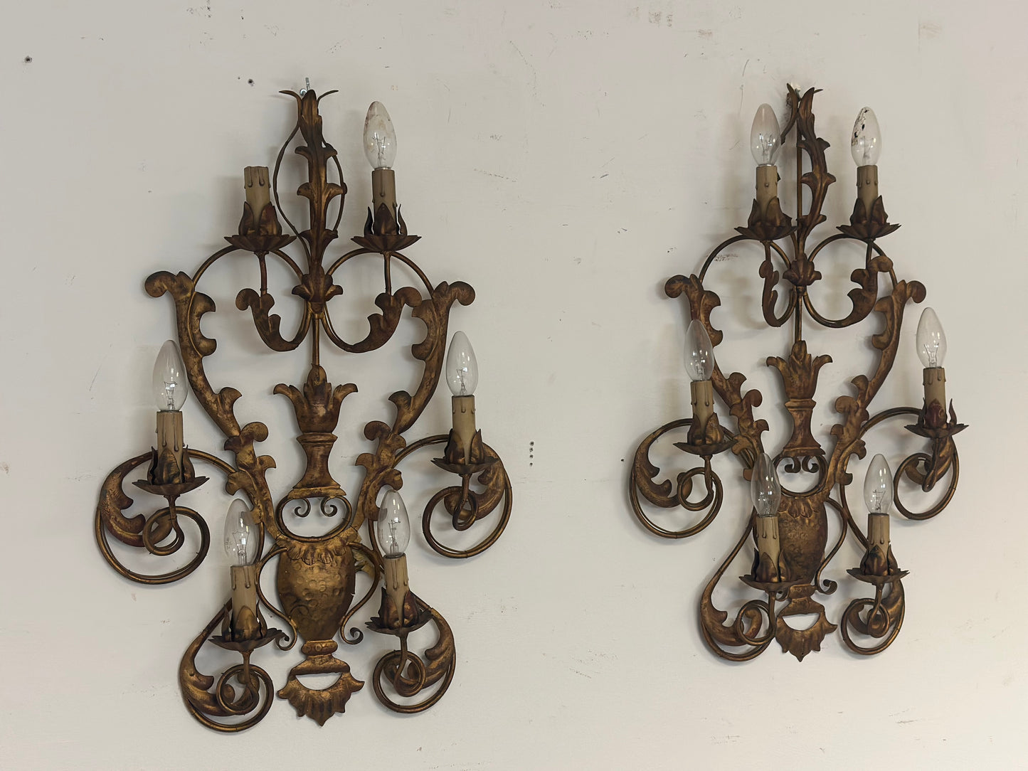 Coppia di apliques in bronzo dorato a sei fiamme. Fine 800