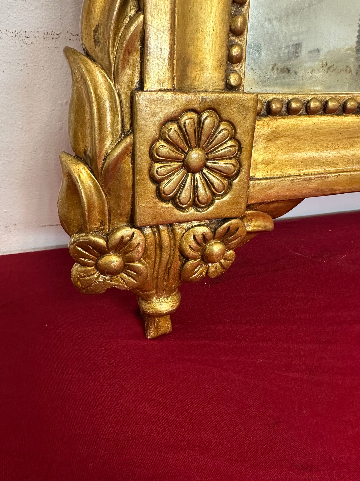 Specchiera in legno intagliato e dorato a foglia. Toscana epoca impero prima metà 800