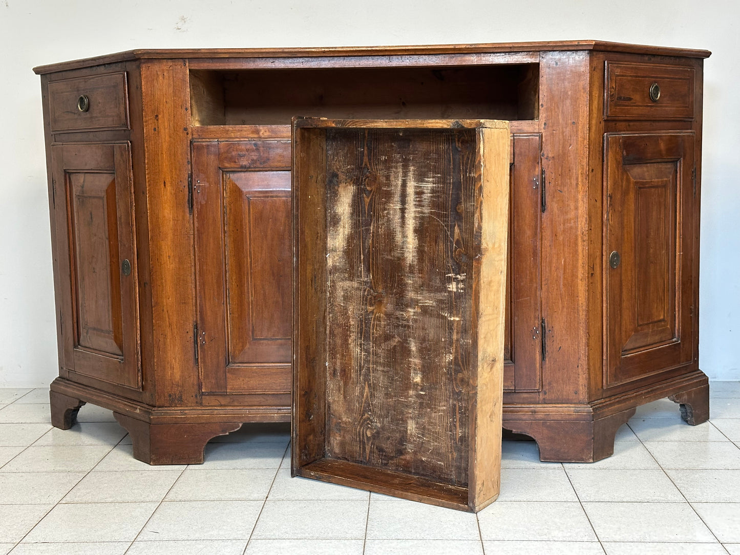 Credenza scantonata Luigi XVI. Verona XVIII secolo