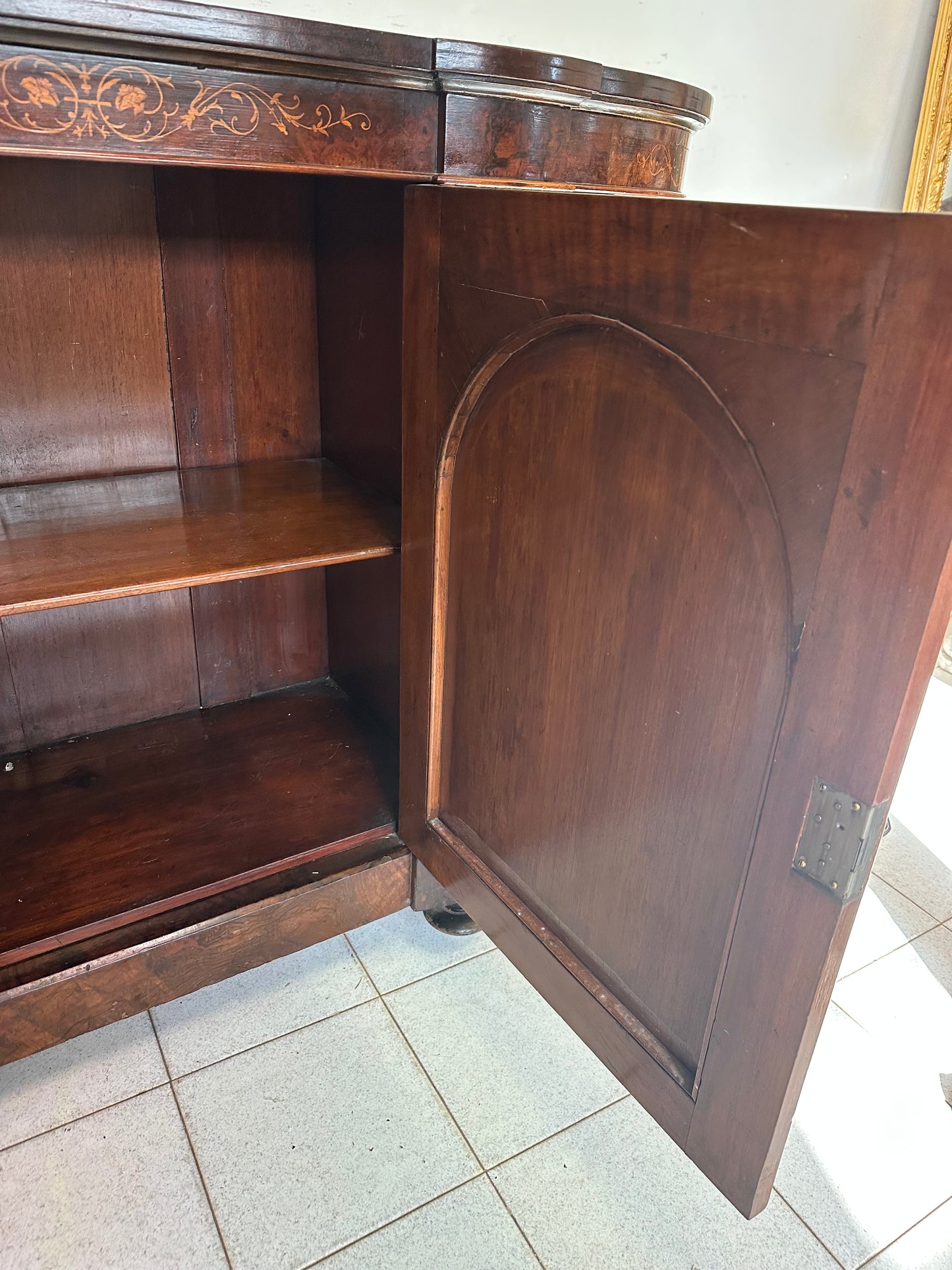 Servante vittoriana radica di noce . XIX secolo