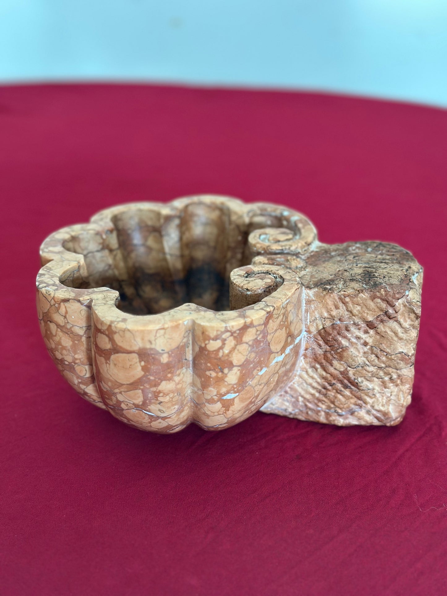 Acquasantiera con forma a conchiglia fine 800 marmo rosso Verona