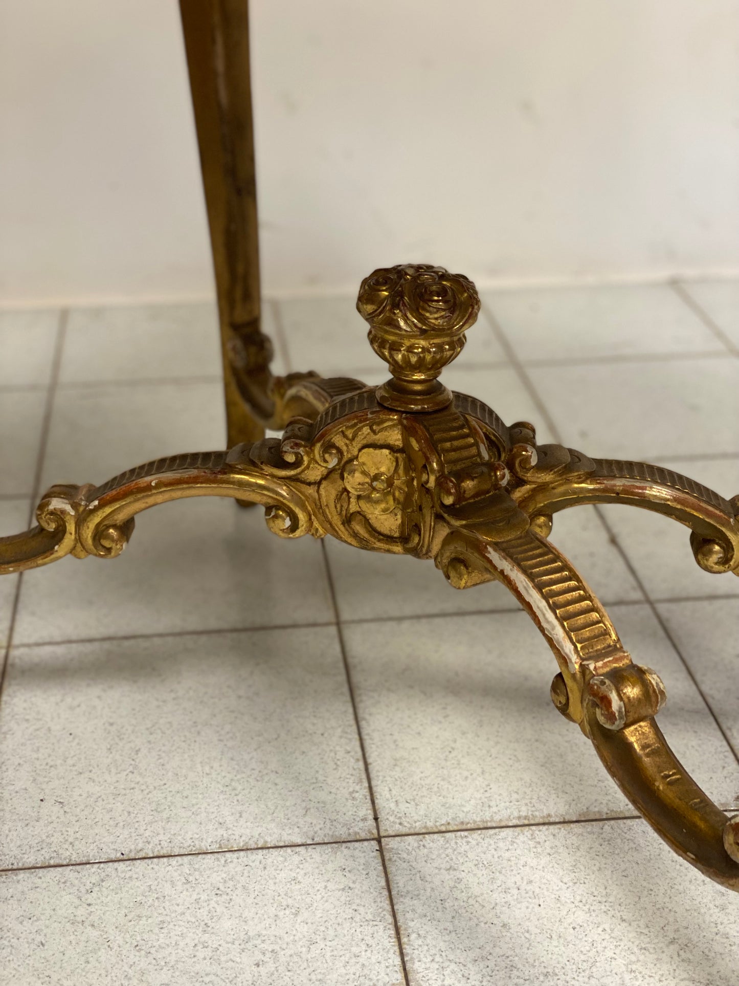 Tavolino lombardo in legno intagliato e dorato .XIX secolo