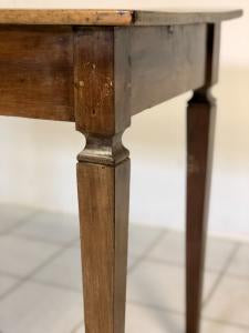 Louis XVI walnut table. Modena late 18th century