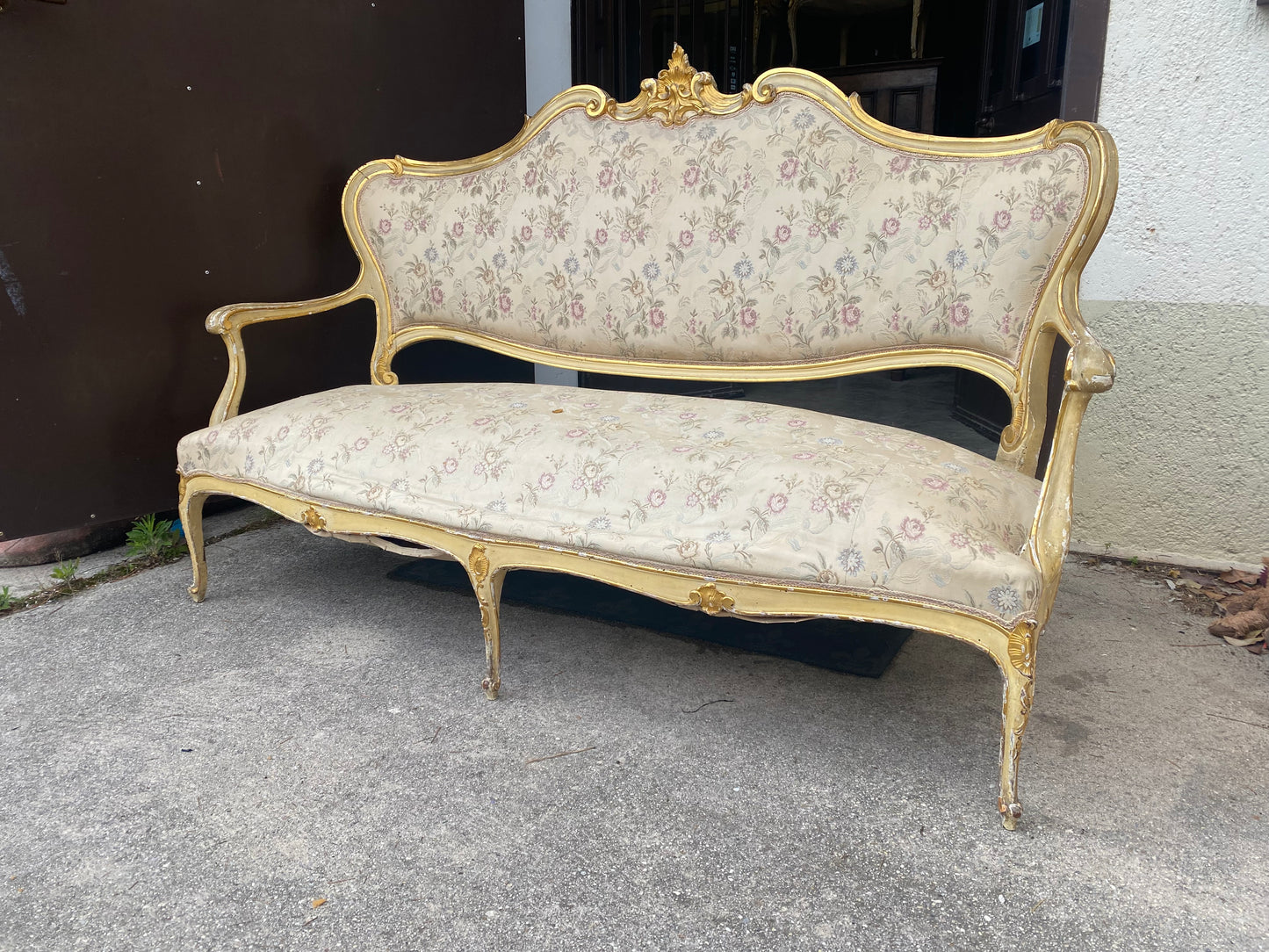 Divano lombardo laccato dorato . milano XIX secolo