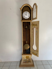 Orologio a pendolo da terra laccato e dipinto . XIX secolo
