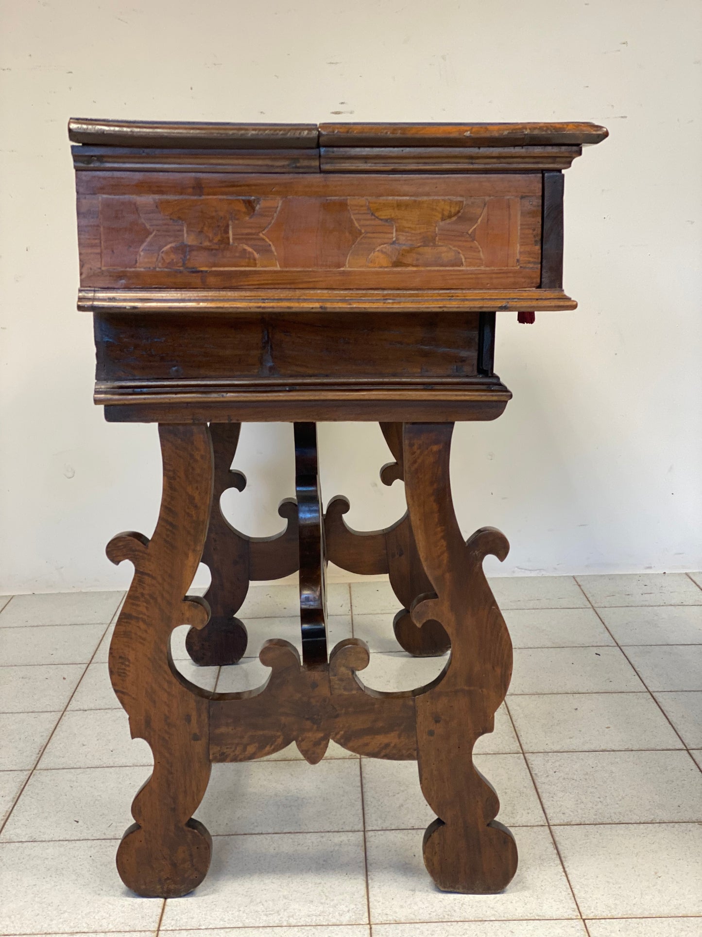 Scrivania San Filippo Luigi XIV lombarda veneta. Fine 600