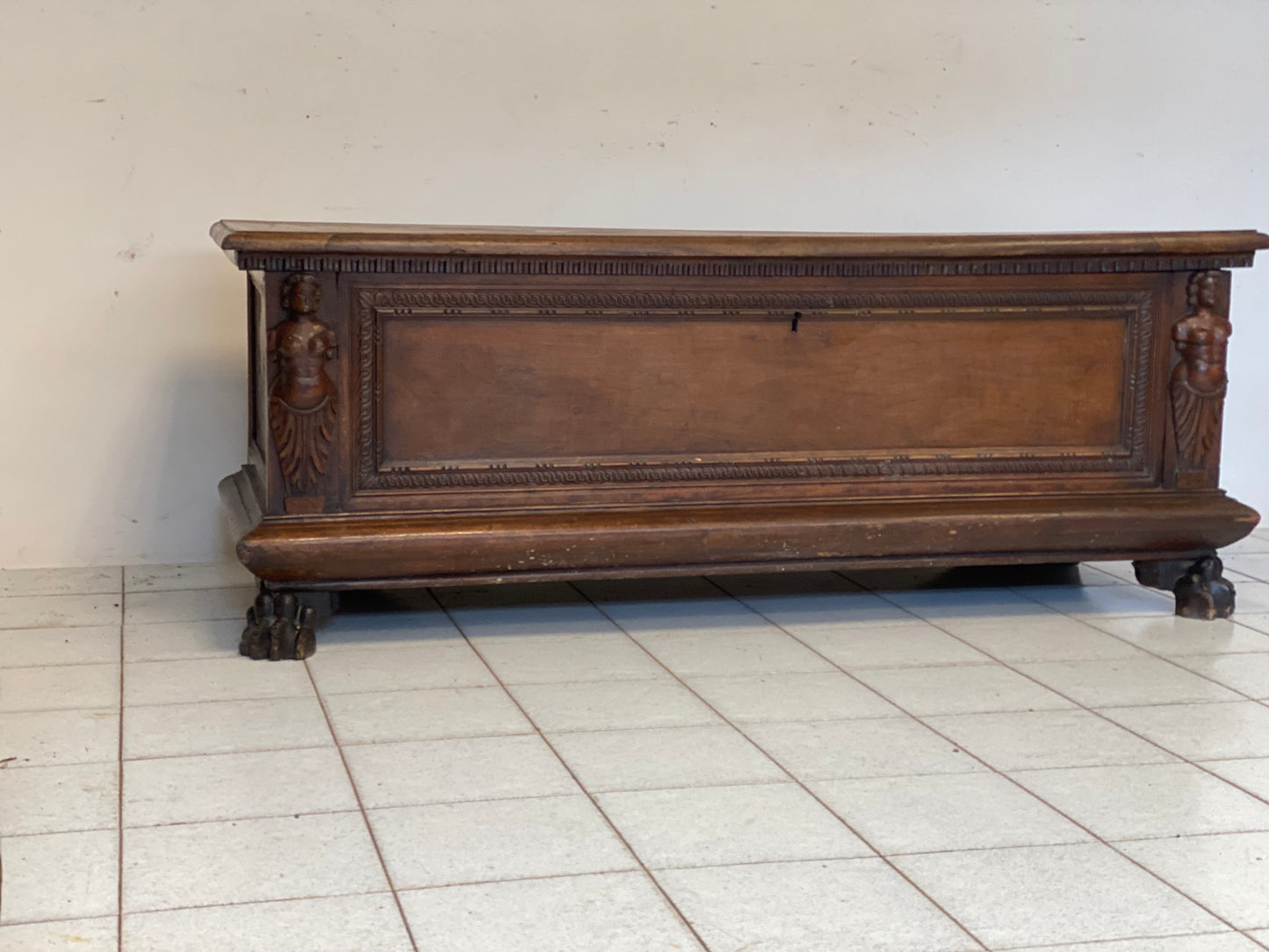 Cassapanca in Noce del 1600 con Cariatidi. Brescia Bergamo XVII