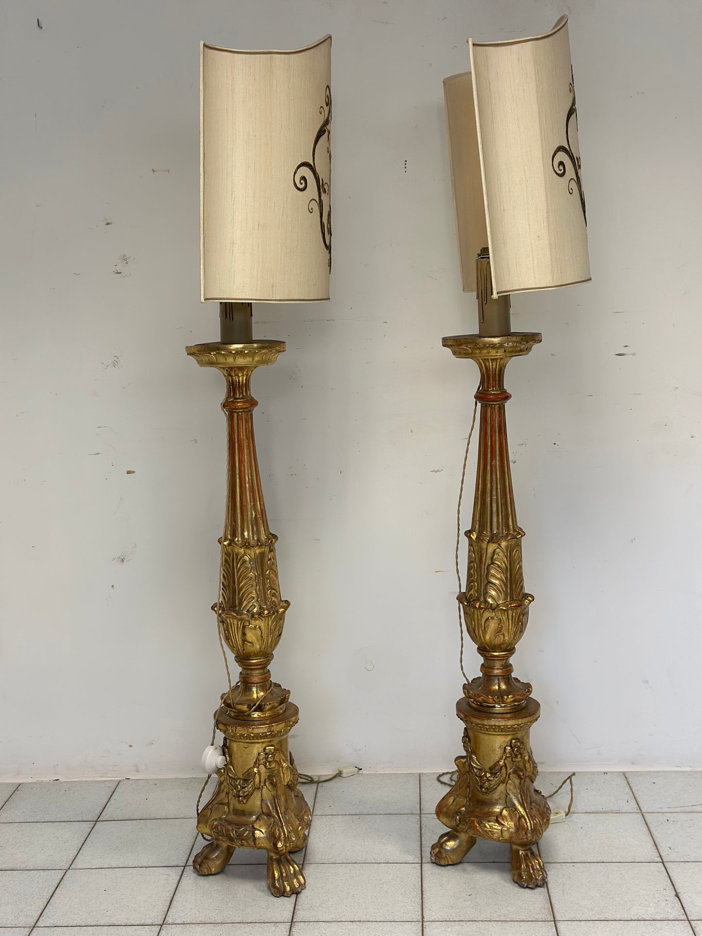 Coppia di candelieri lignei in foglia oro . Primo impero inizio 800. 170 cm