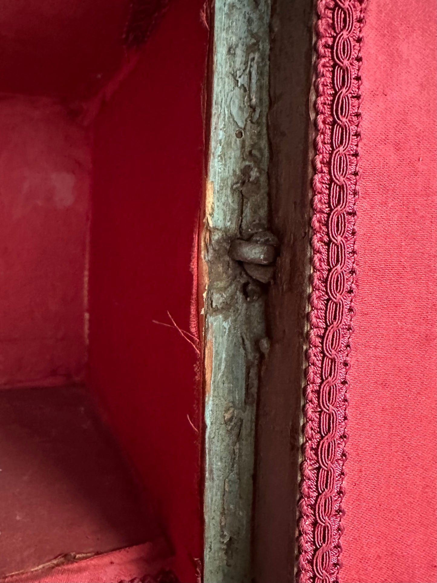 Angoliera bombata laccata dipinta , Toscana Luigi XIV. Fine 600 inizio 700