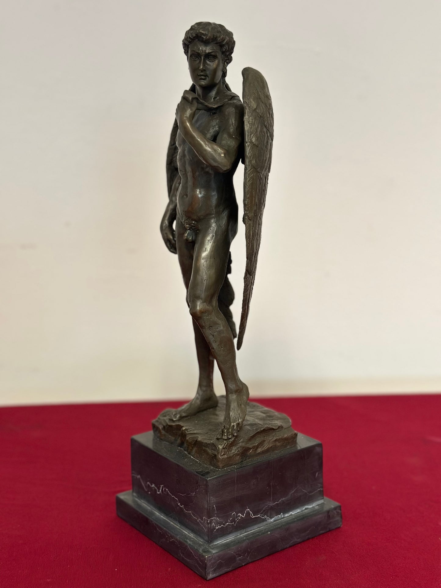Scultura in bronzo su base in marmo . XX secolo