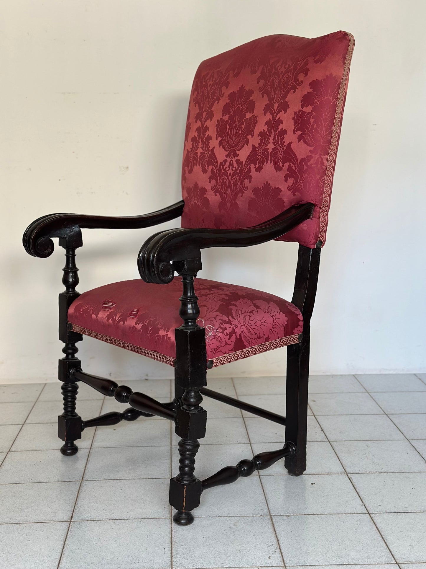 Trono seggiolone in noce . Bologna XVIII secolo