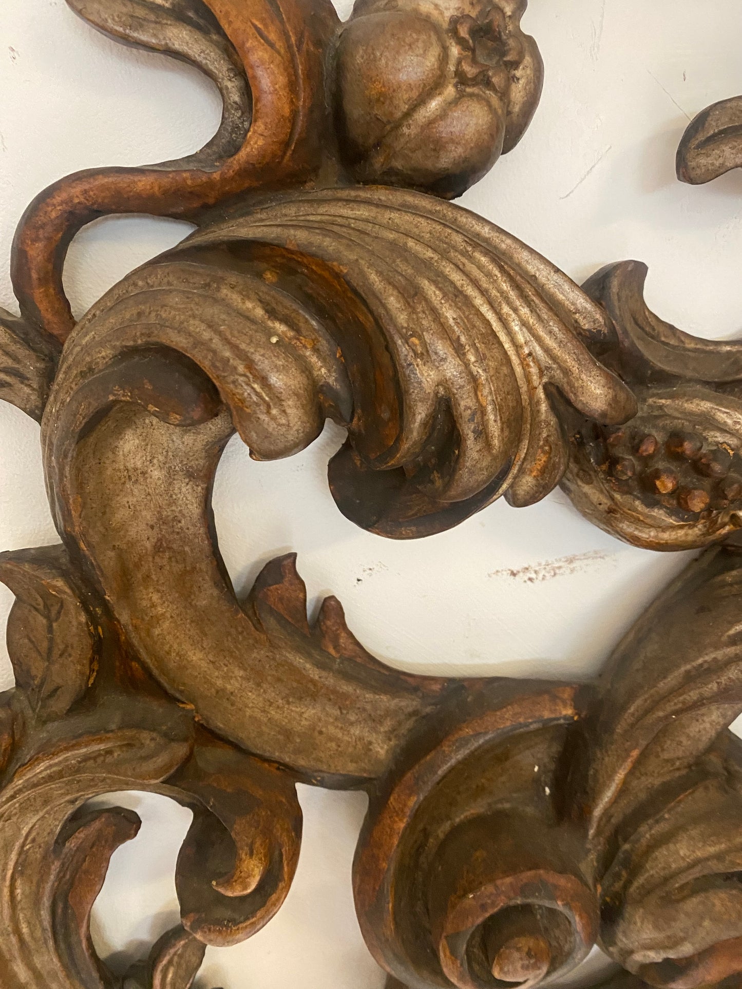 Candeliere applique da muro in legno intagliato e argentato . Metà 800