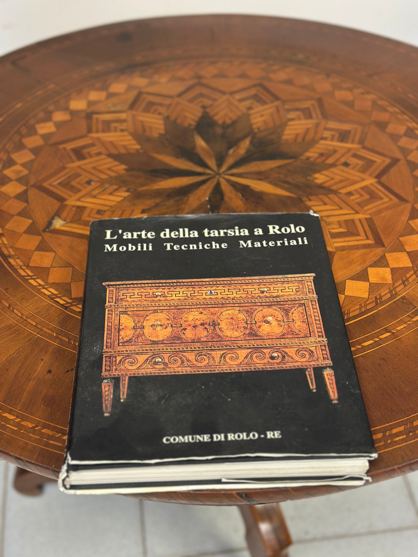 Tavolino intarsiato di Rolo . XIX secolo