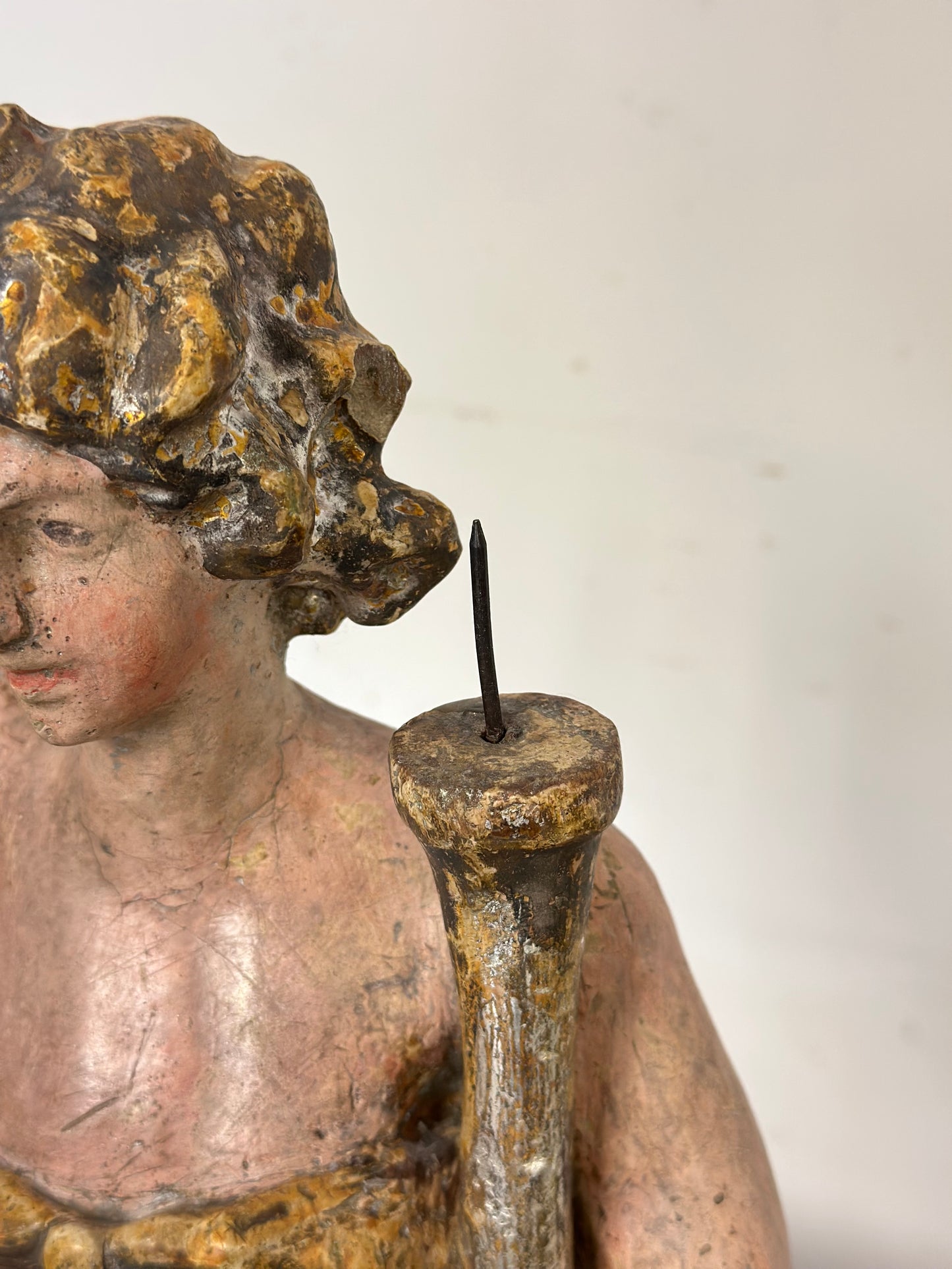 Scultura lignea di angelo con cornucopia reggicero policromo . Epoca fine 600