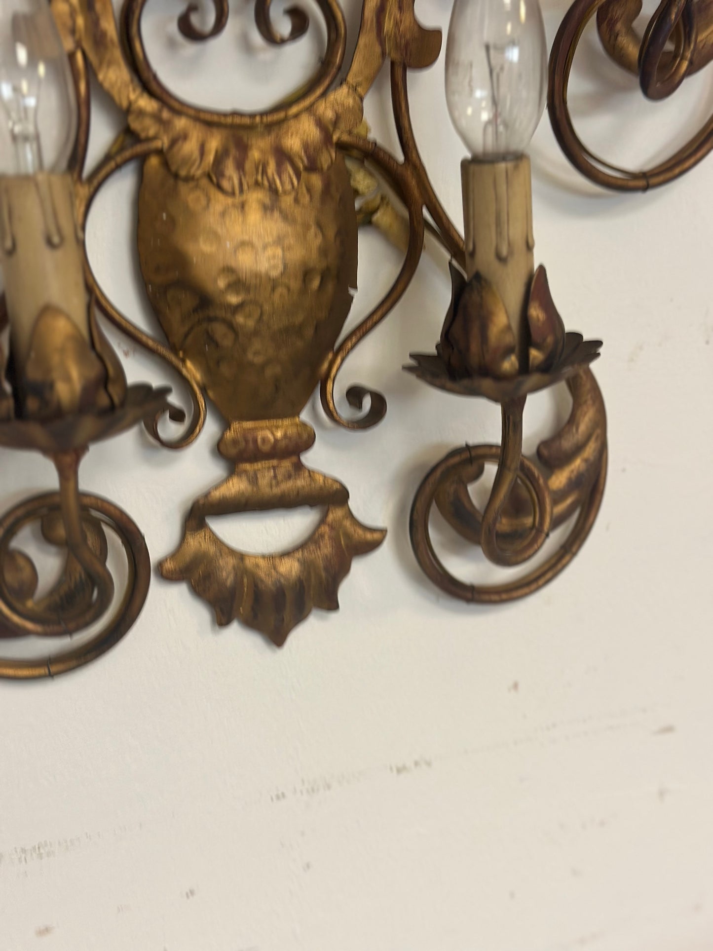 Coppia di apliques in bronzo dorato a sei fiamme. Fine 800
