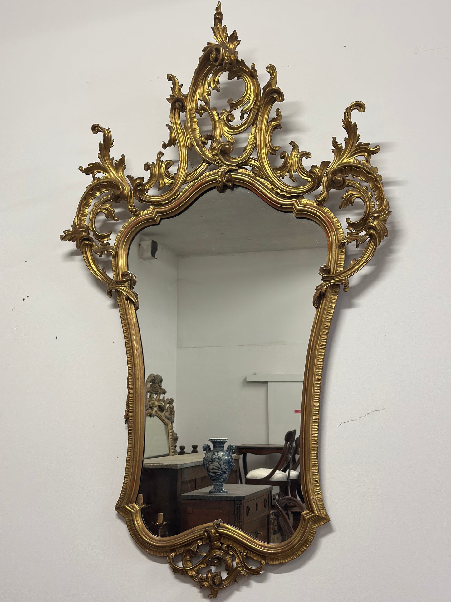 Specchiera in legno intagliato e dorato a foglia. Venezia primissimi 800. 208 x 122.