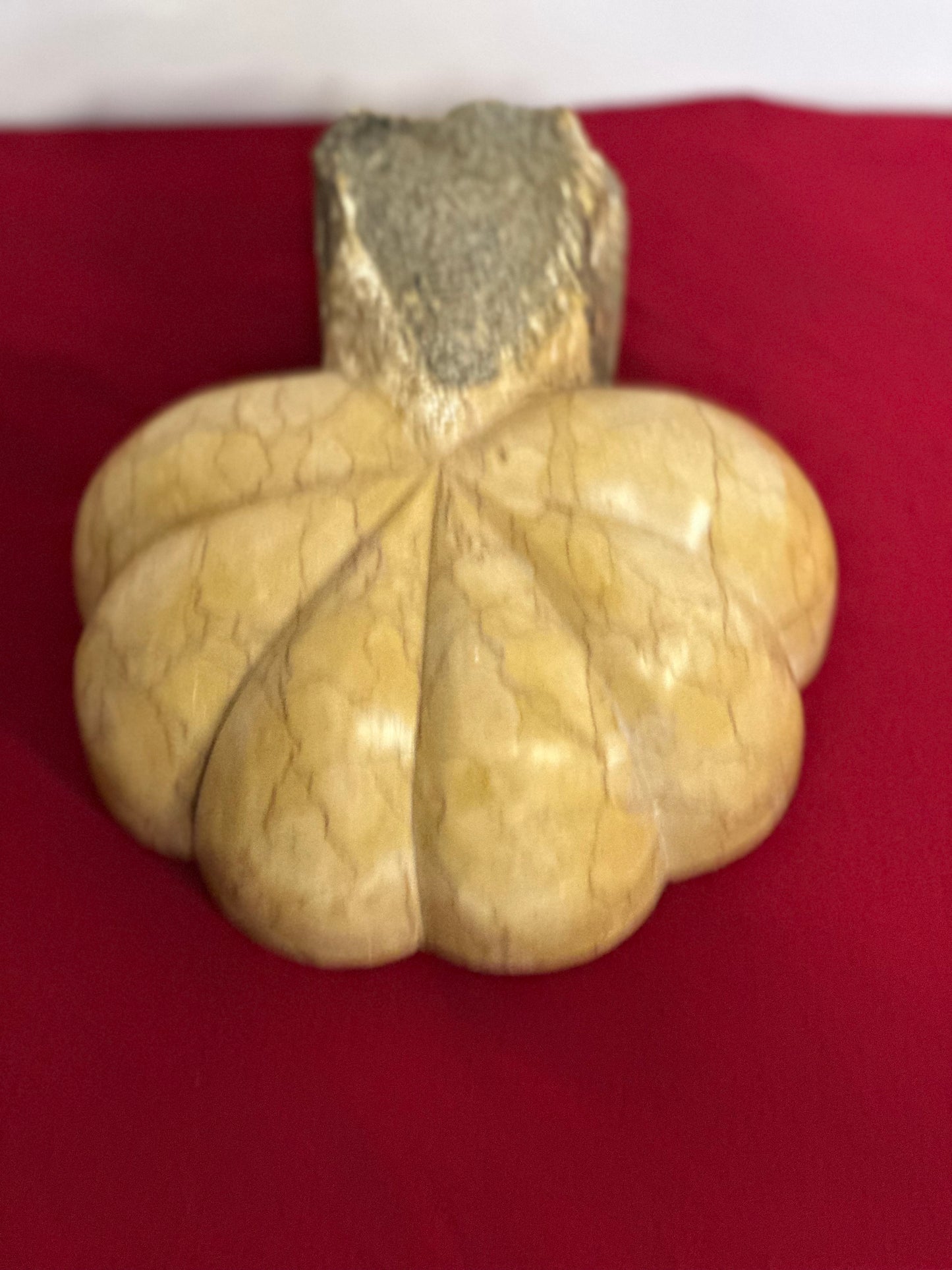 Acquasantiera in marmo giallo Siena . XIX secolo