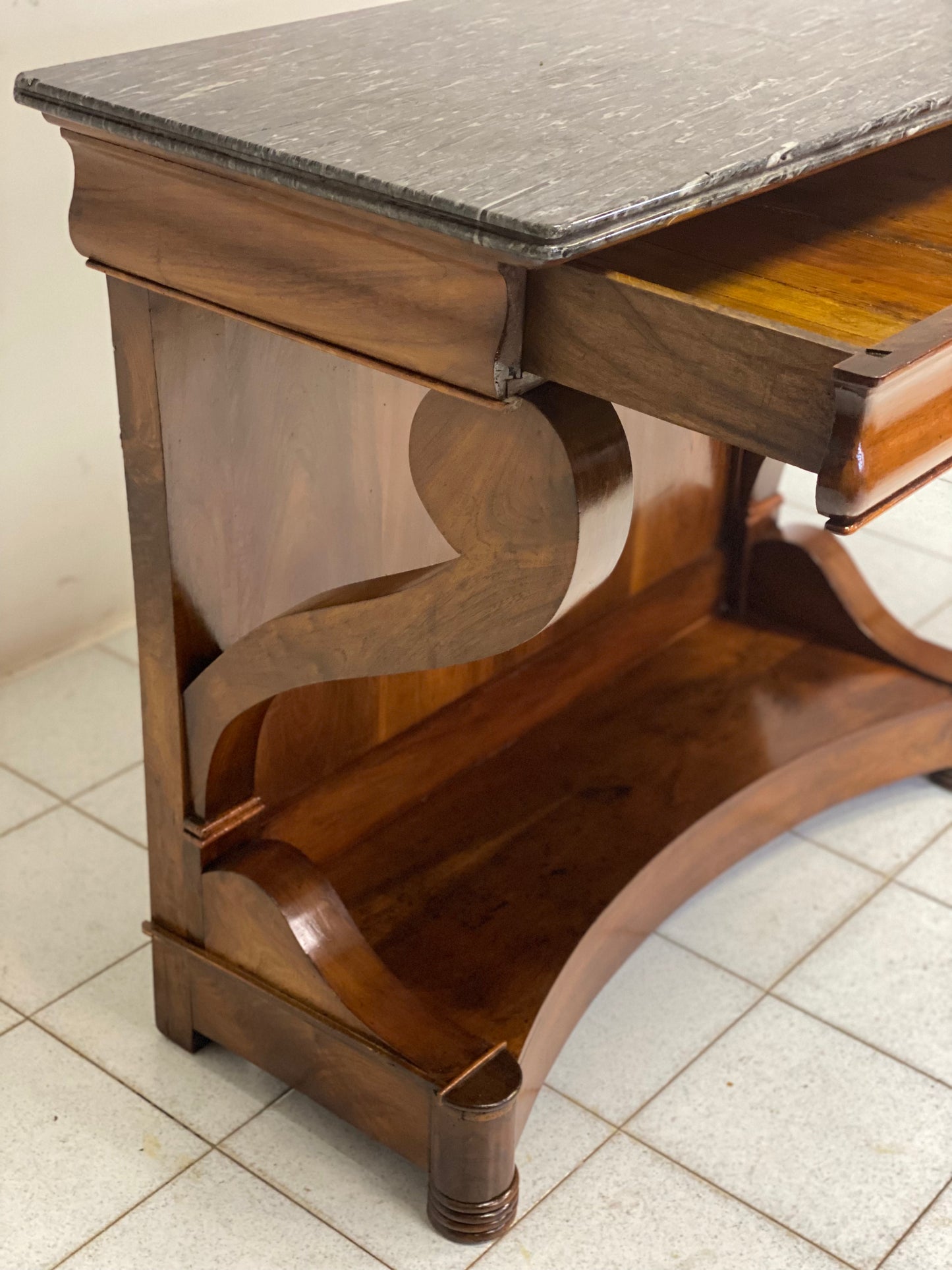 Consolle Carlo X in noce . XIX secolo restaurata