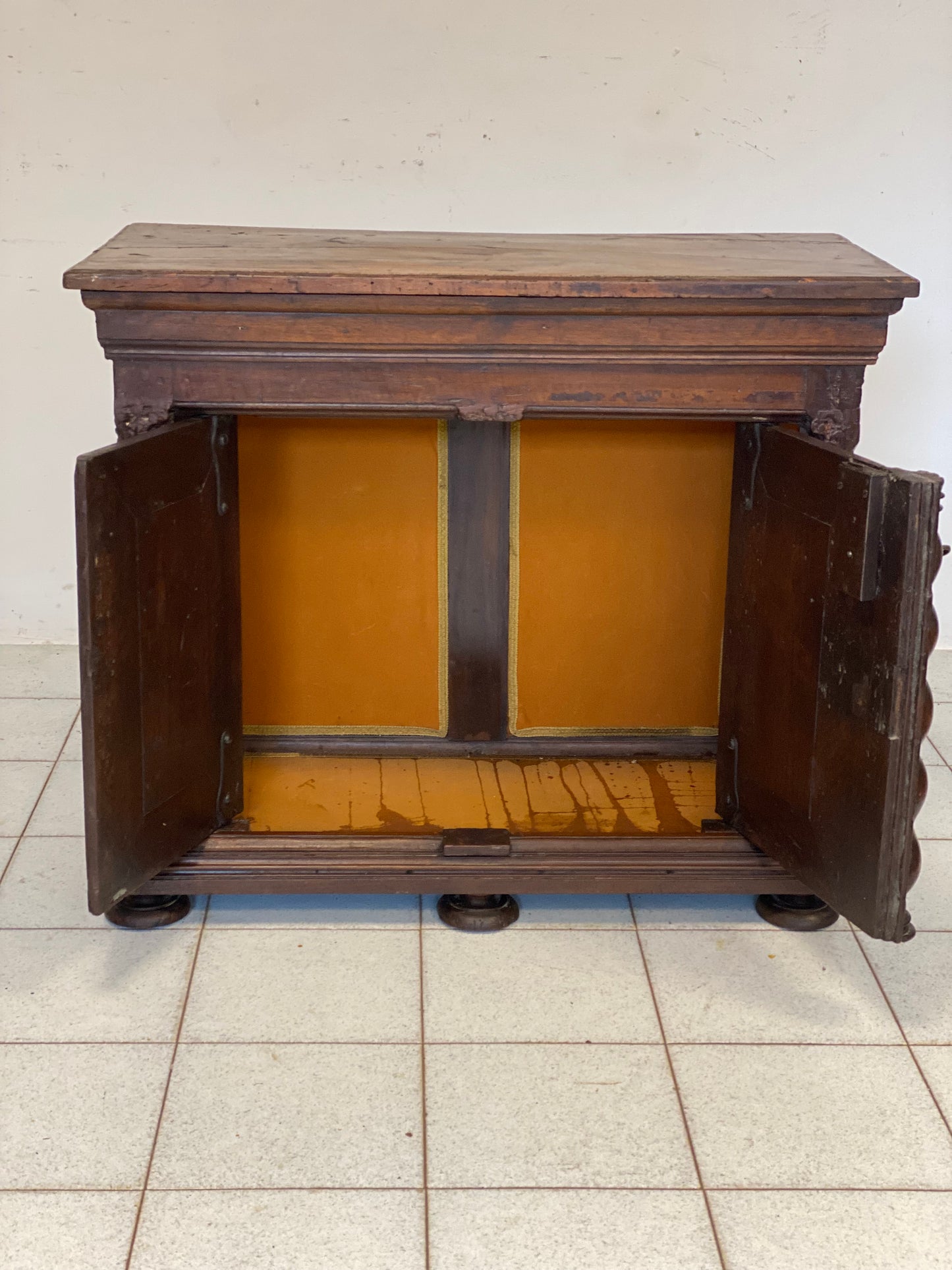 Piccola credenza in noce lombarda . XVII secolo