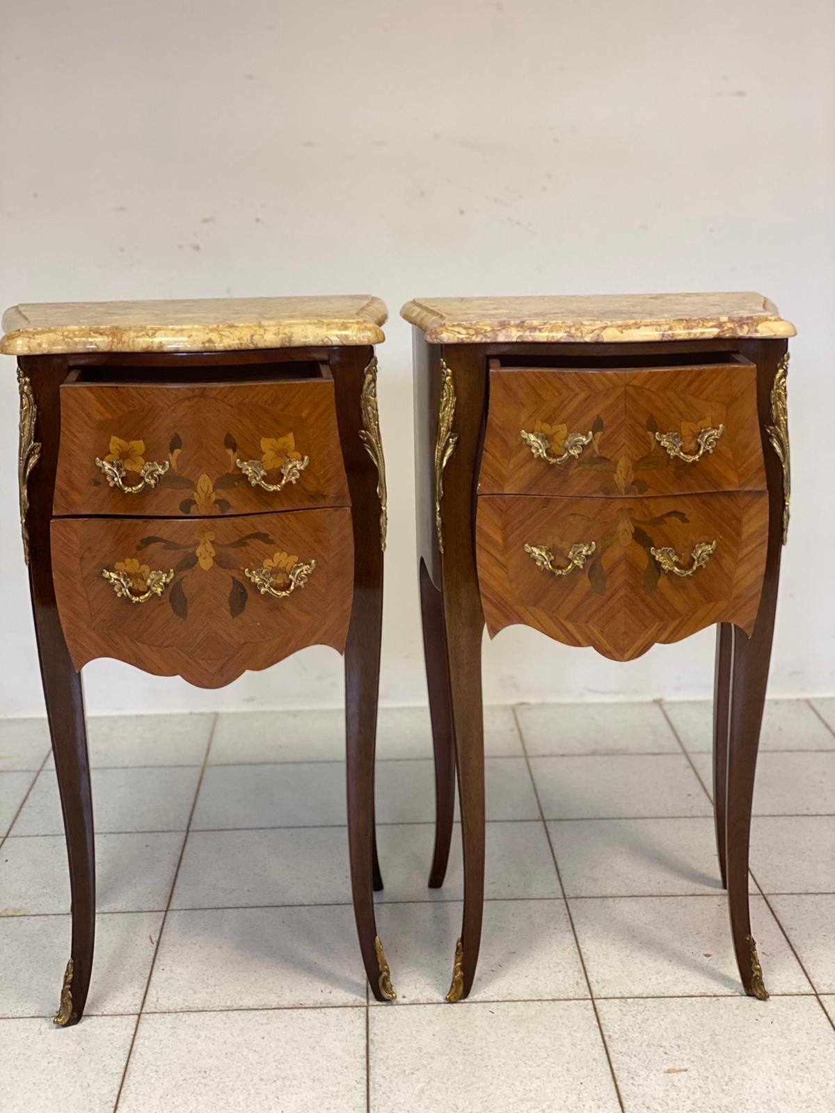 Coppia di comodini napoleone III bombati lastronati bois de rose fine XIX / XX secolo