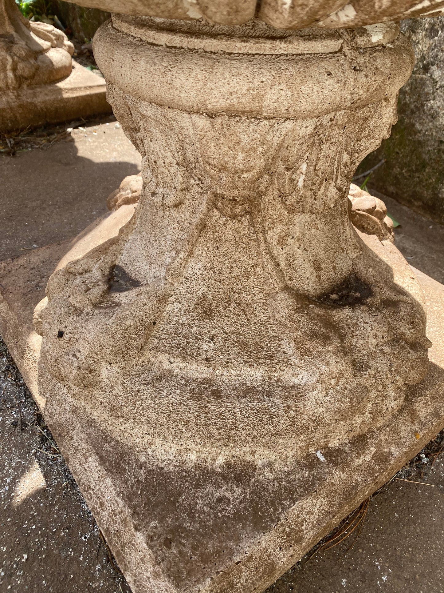 Coppia di grandi vasi in graniglia XX secolo