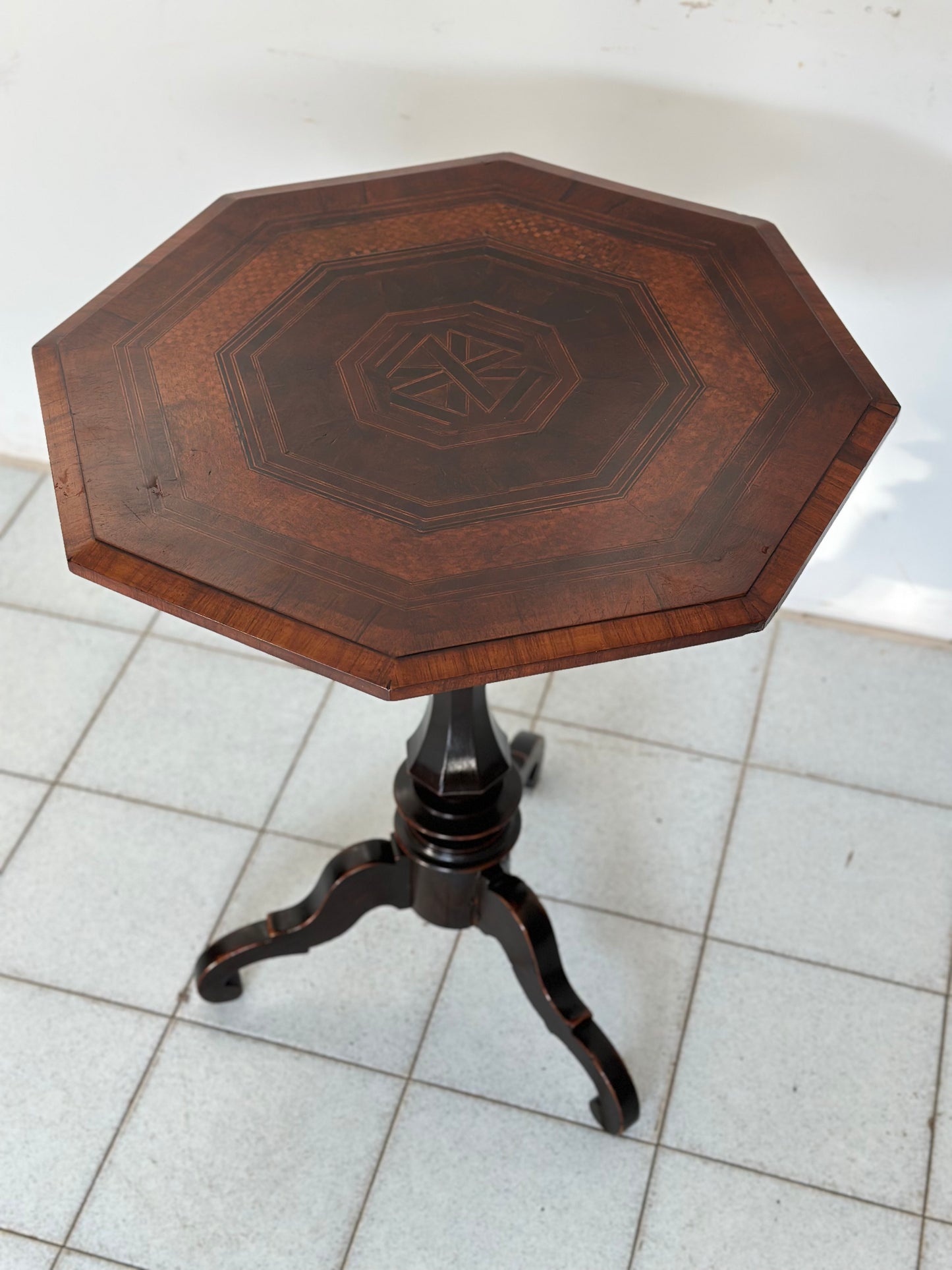 Tavolino ottagonale a vela . Milano prima metà 800. Restaurato