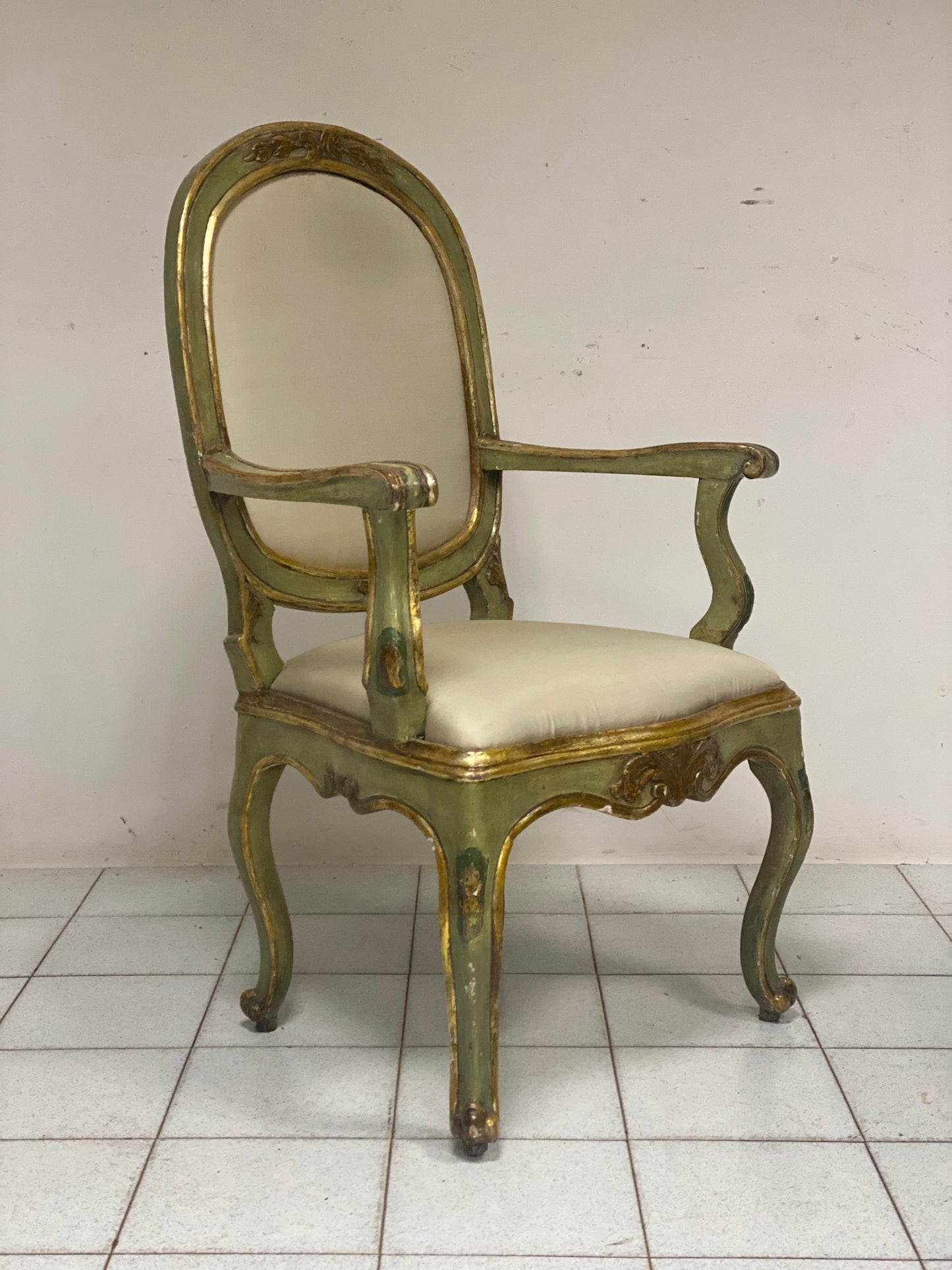 Poltrona Luigi XV in legno intagliato laccato dorato . Marche primi 700