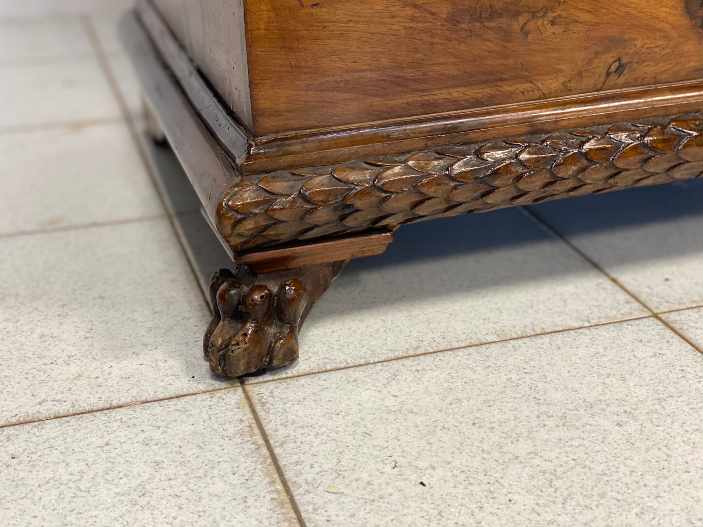 Inginocchiatoio scolpito . Lombardia inizio 600