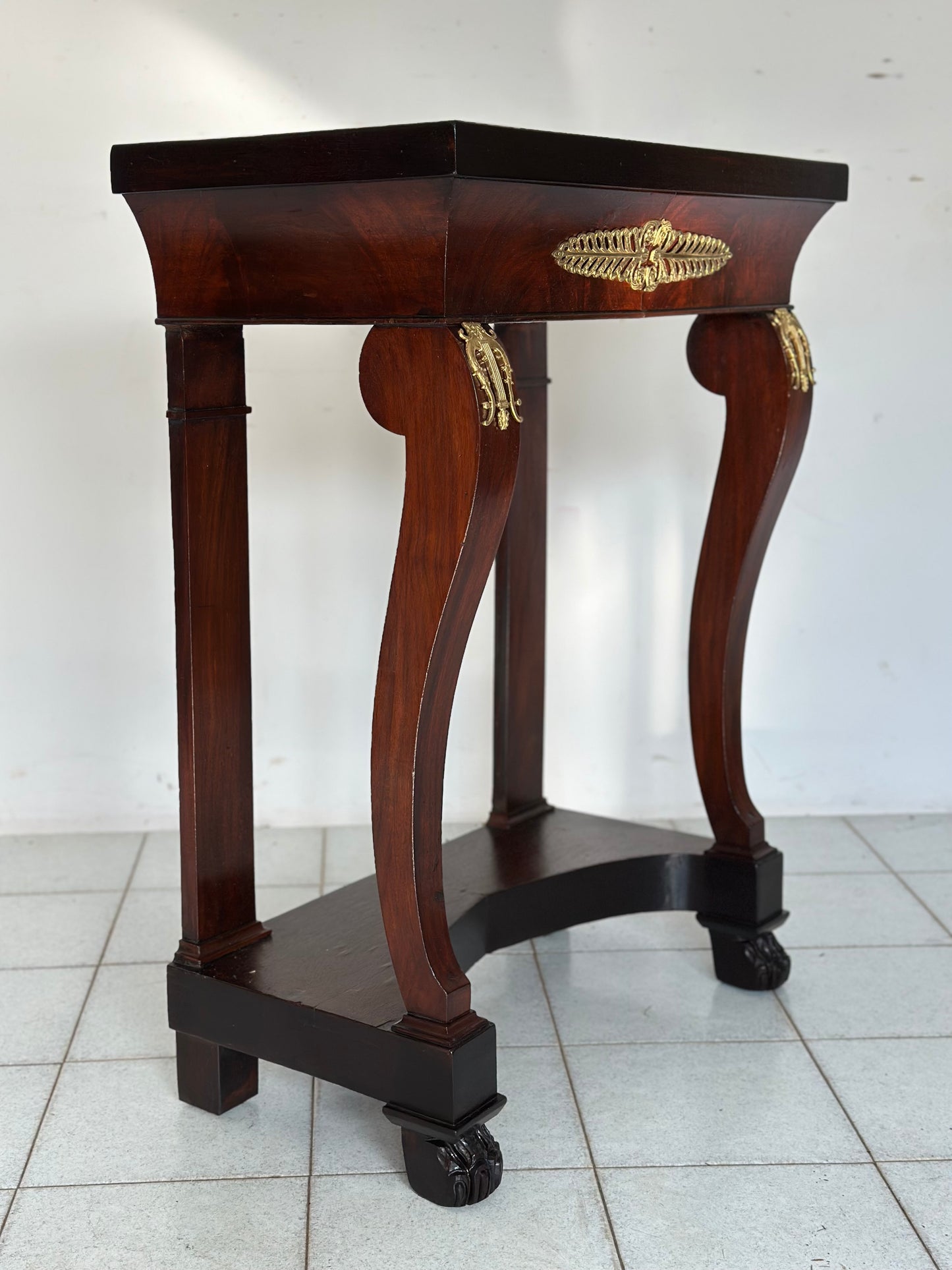 Piccola Consolle impero in mogano con fregi in bronzo dorato . Primi 800 restaurata