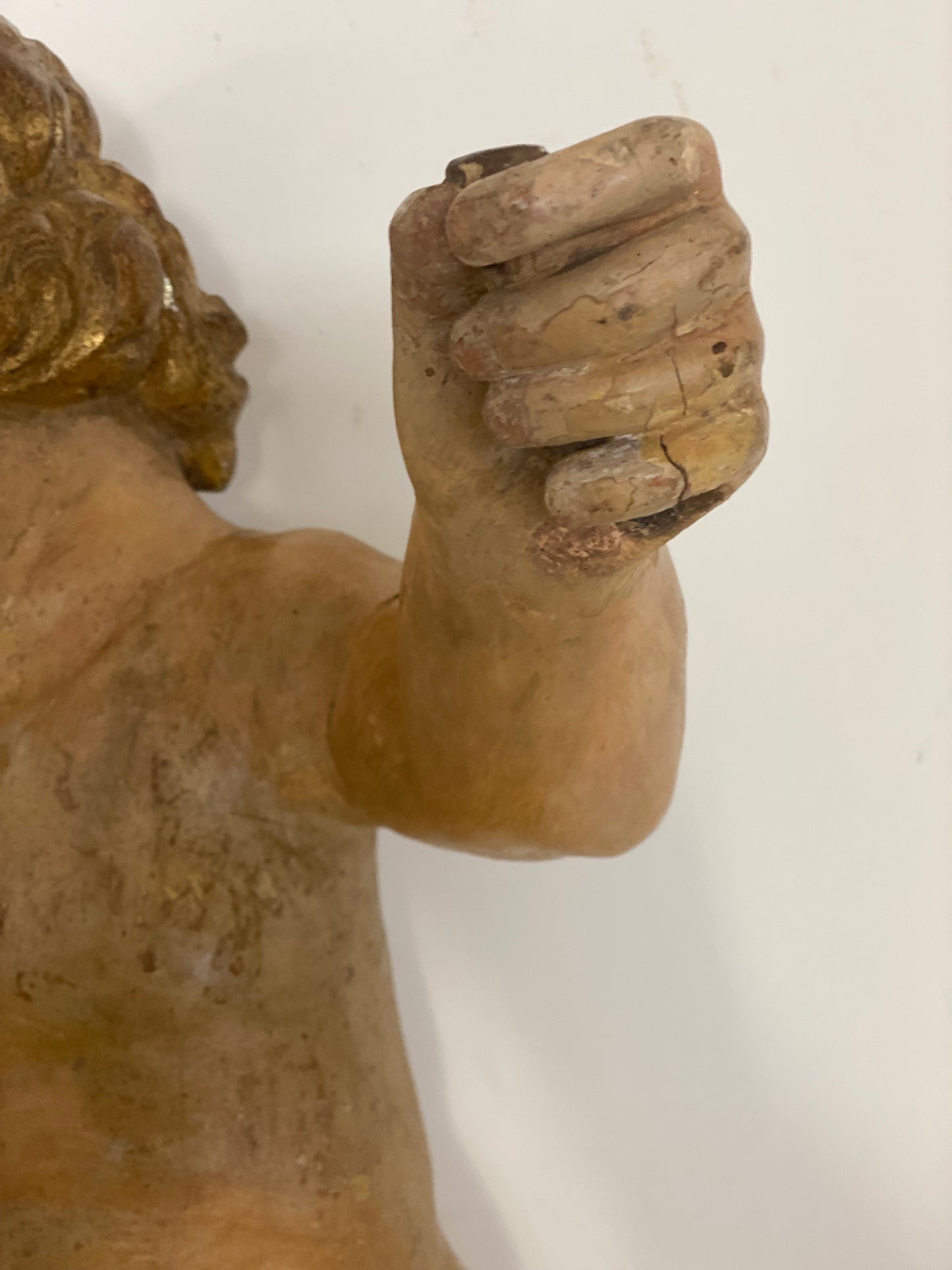 Putto ligneo cherubino scolpito laccato e dorato . XVII secolo Lombardia