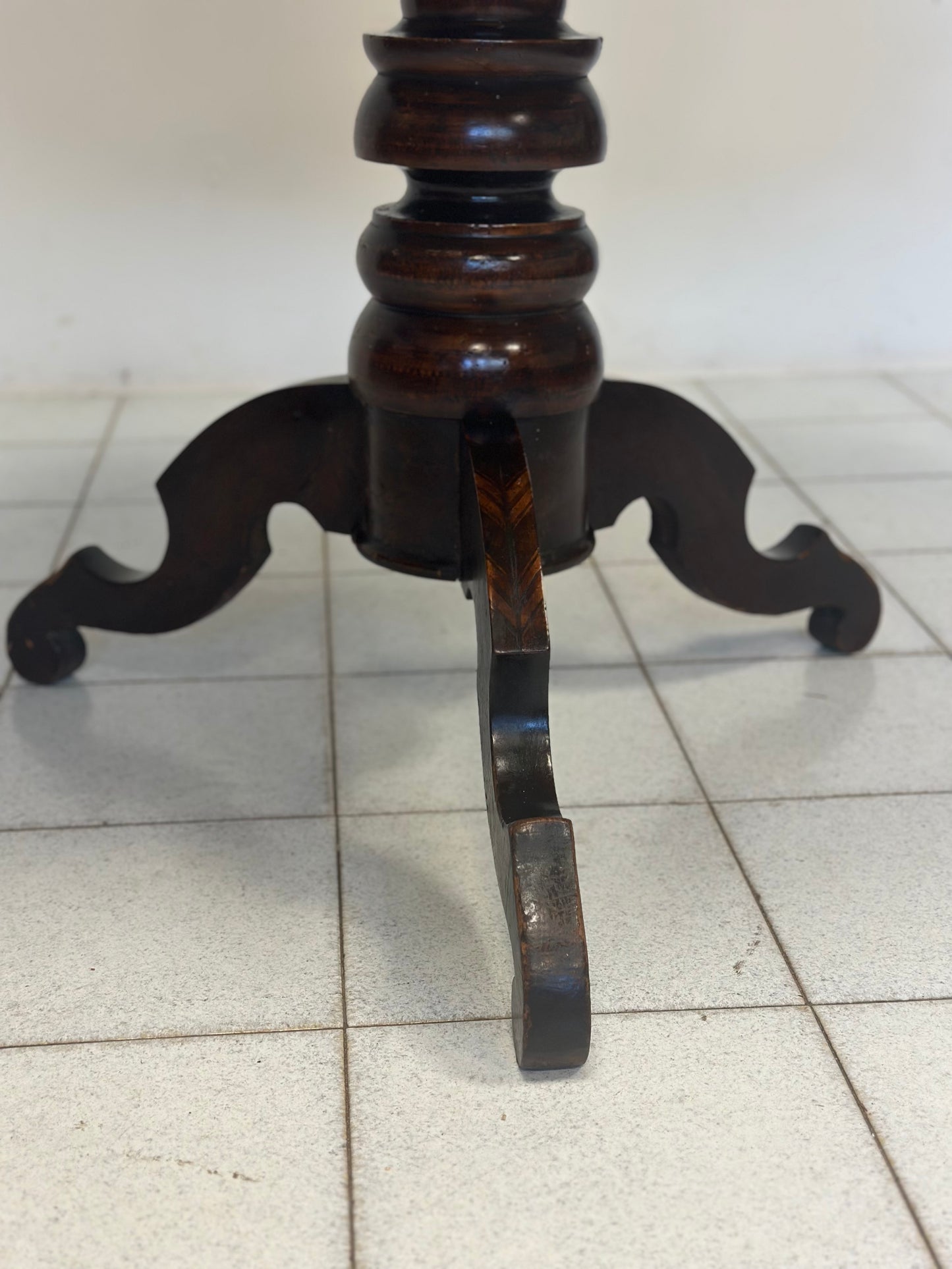 Tavolino-Rolino intarsiato rotondo seconda metà 1800