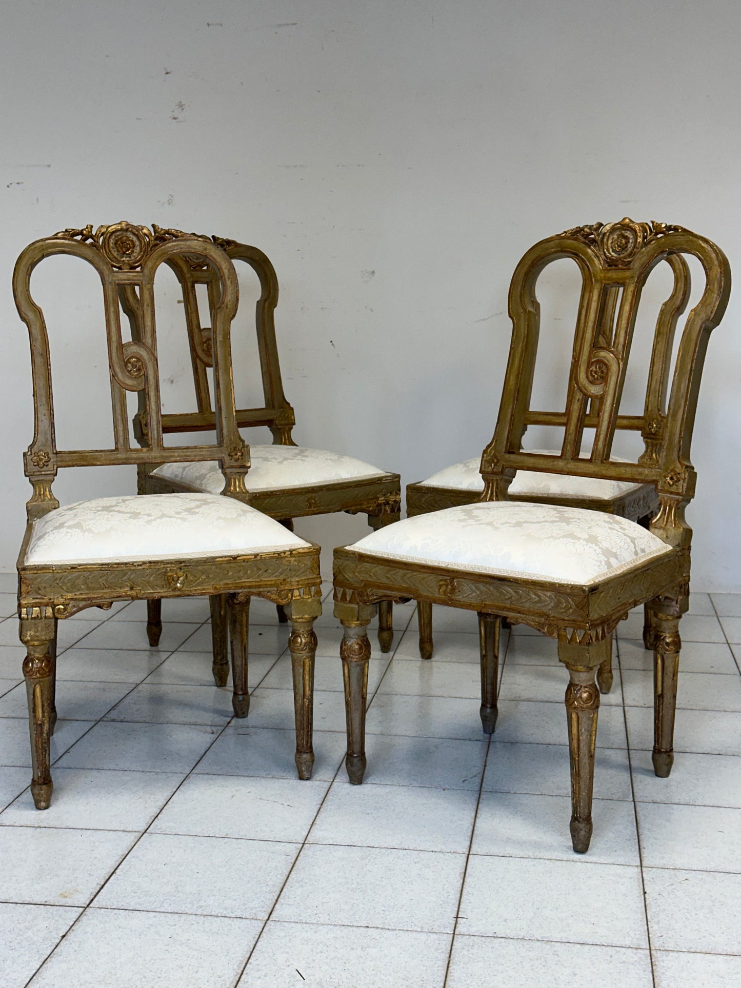 Gruppo di quattro sedie Luigi XVI laccate e dorate. XVIII secolo. Restaurate