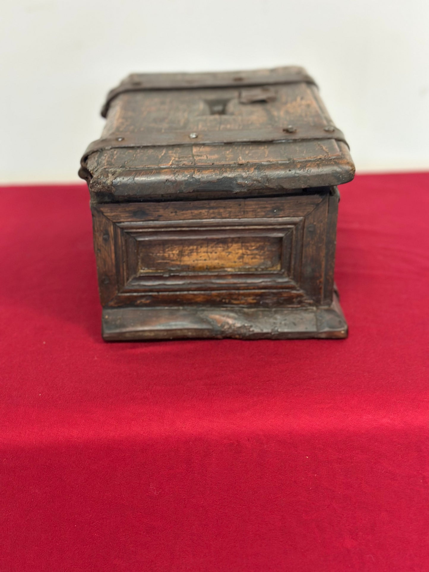 Elemosiniere in legno e ferro . XVI secolo