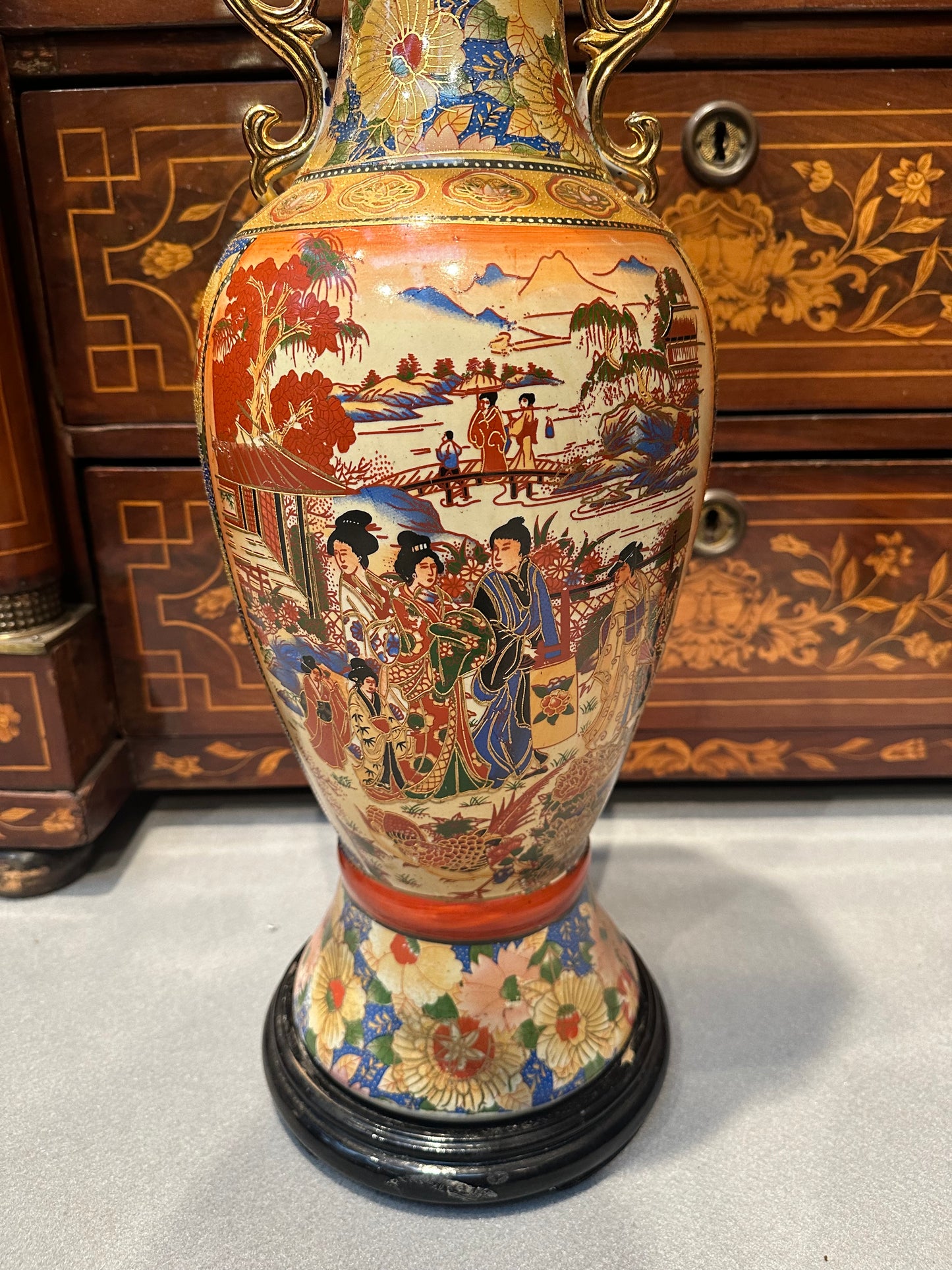 Vaso in porcellana dipinta e dorata . Giappone XX secolo