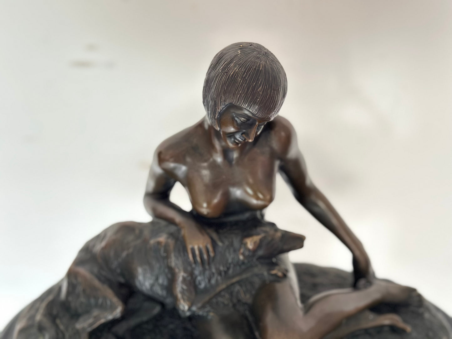 Scultura in bronzo .fanciulla con cane. Epoca XX secolo. Firmata