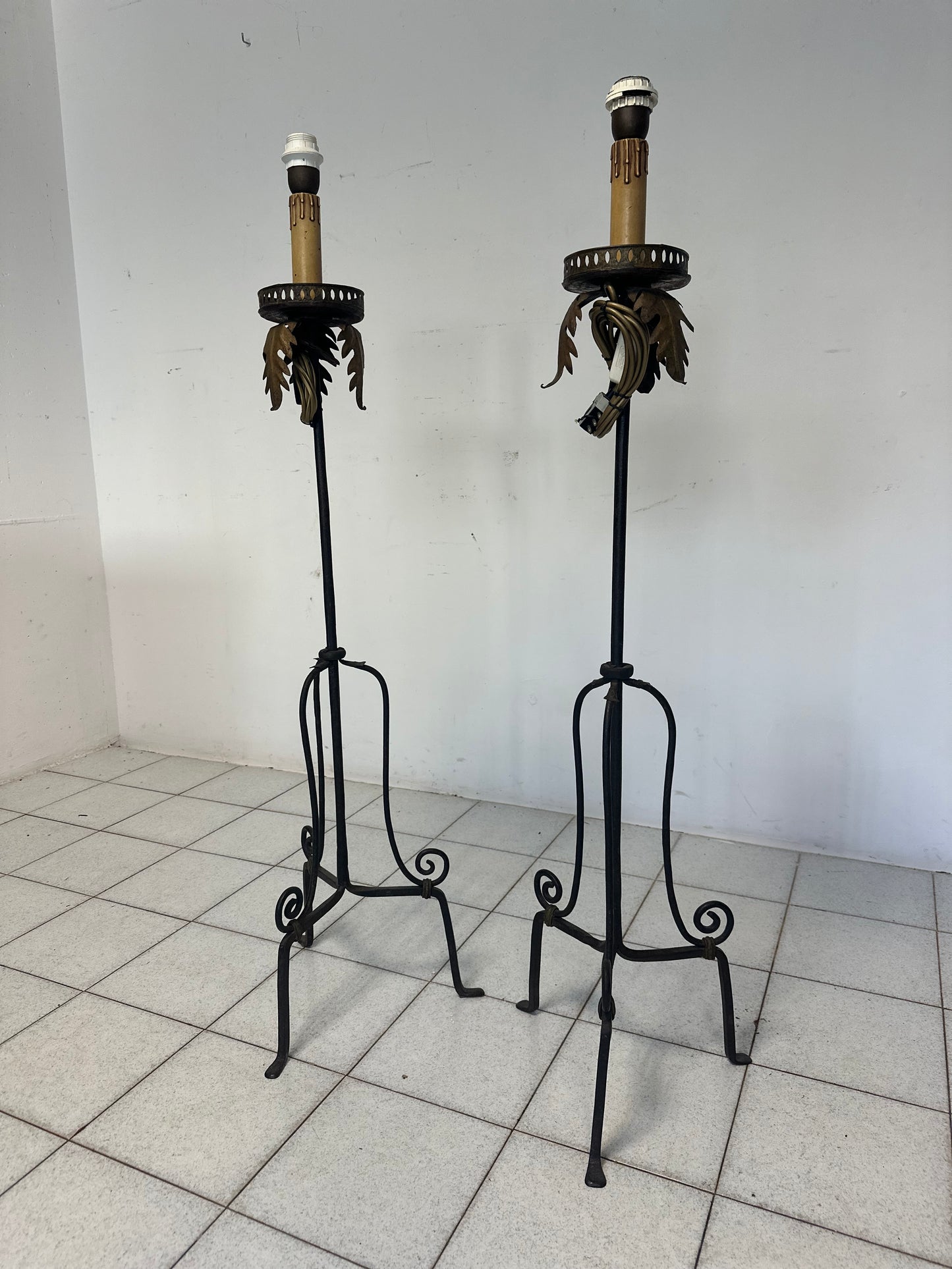 Coppia di torcere in ferro battuto . XIX secolo 120 cm