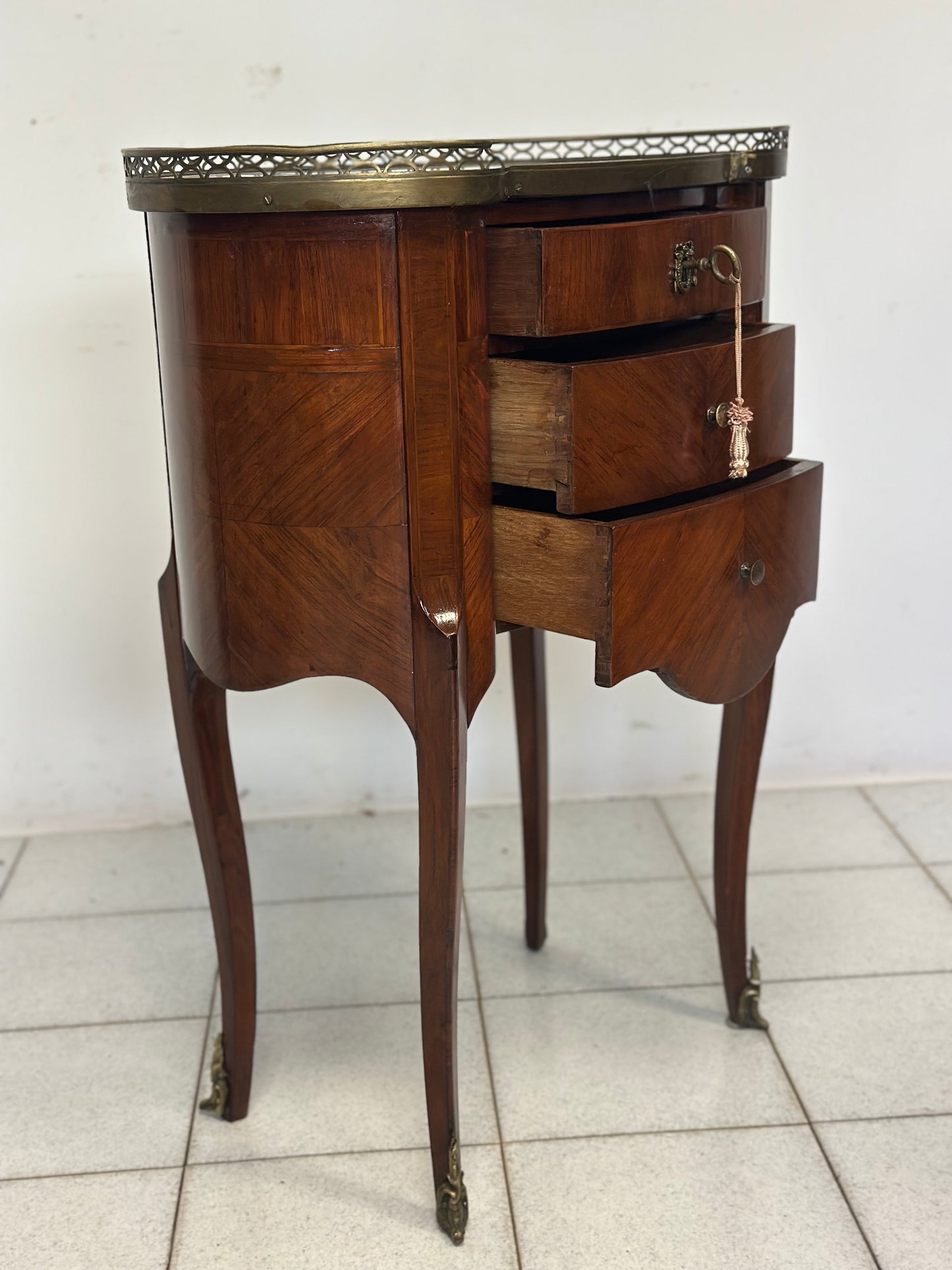 Tavolino Ovale Francese con Cassetti, del 1800 Riccamente intarsiato ( restaurato )