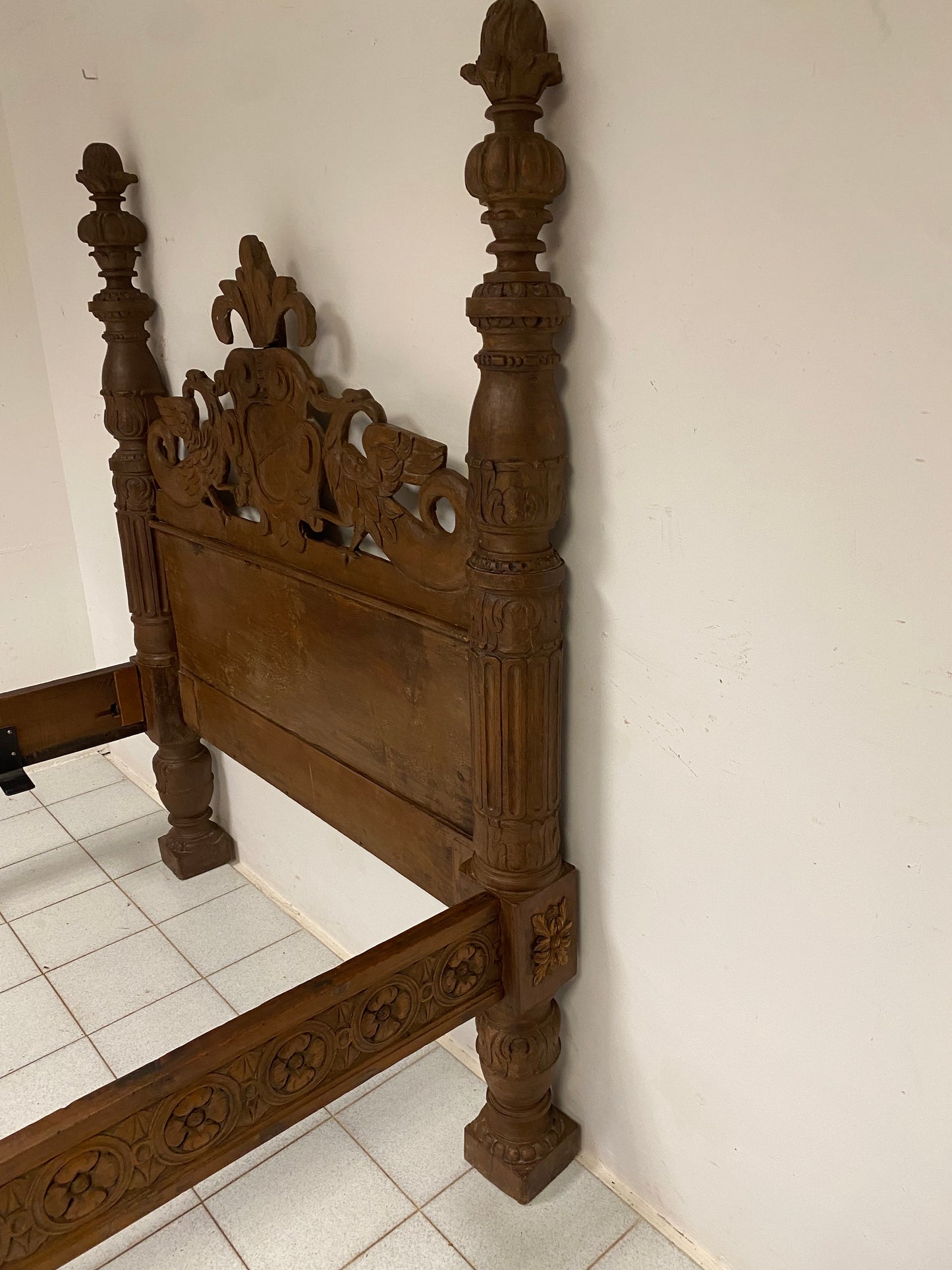 Letto lombardo a colonne in noce . XVII secolo