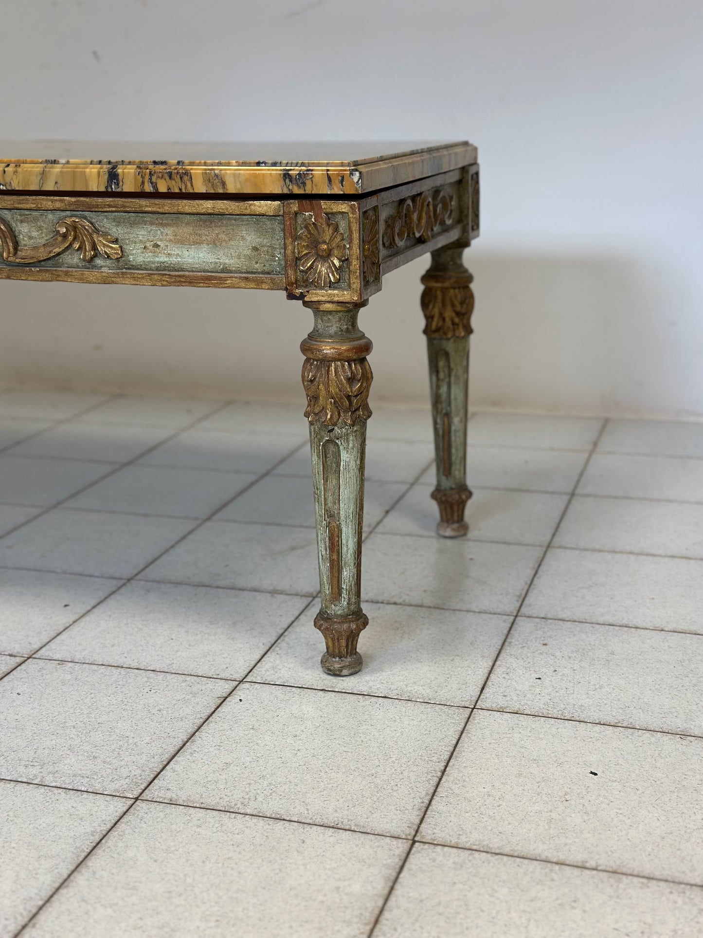 Tavolino intagliato laccato dorato Napoleone III con piano in marmo