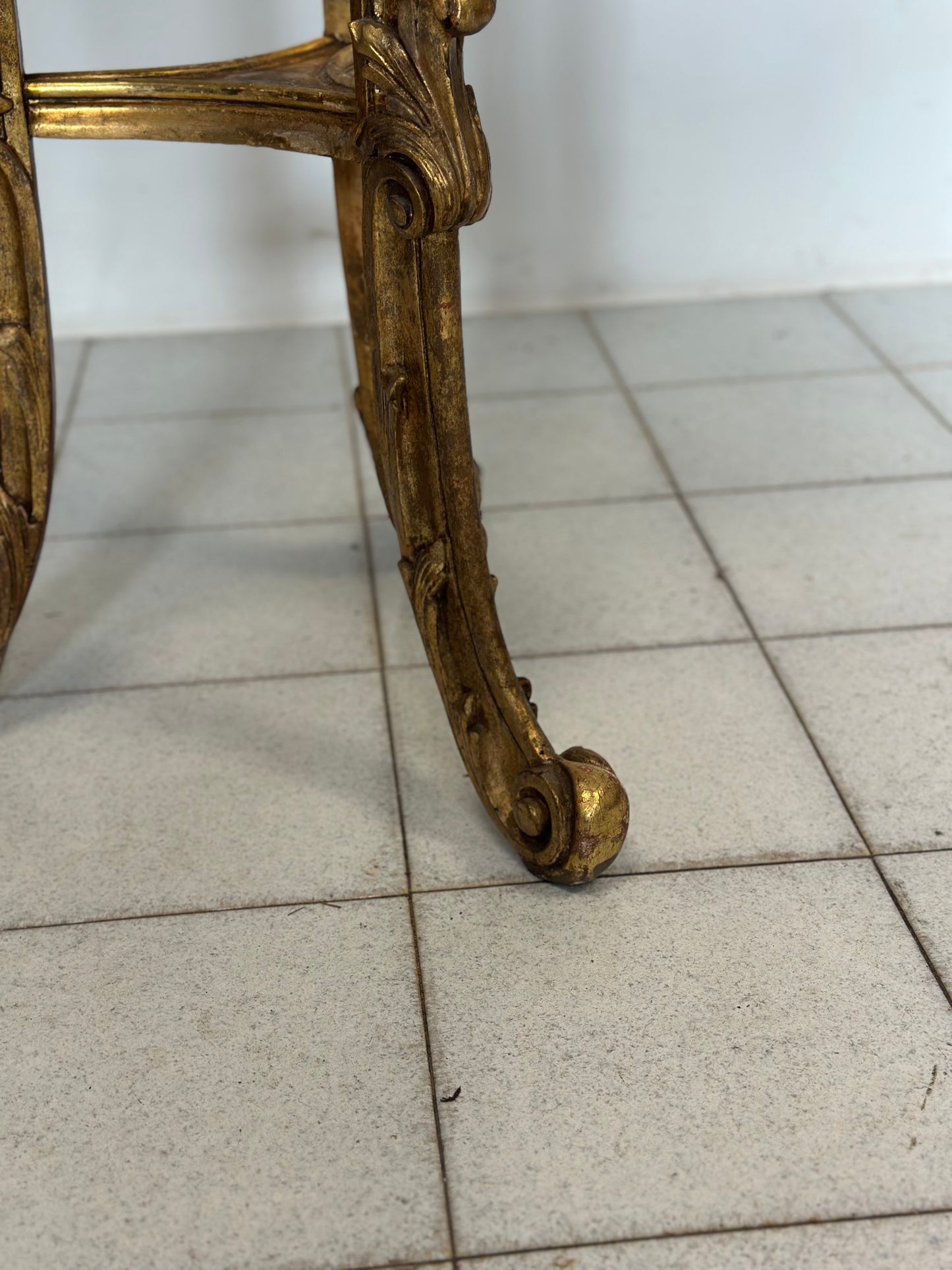 Trespolo in legno intagliato e dorato . Lombardia metà 800