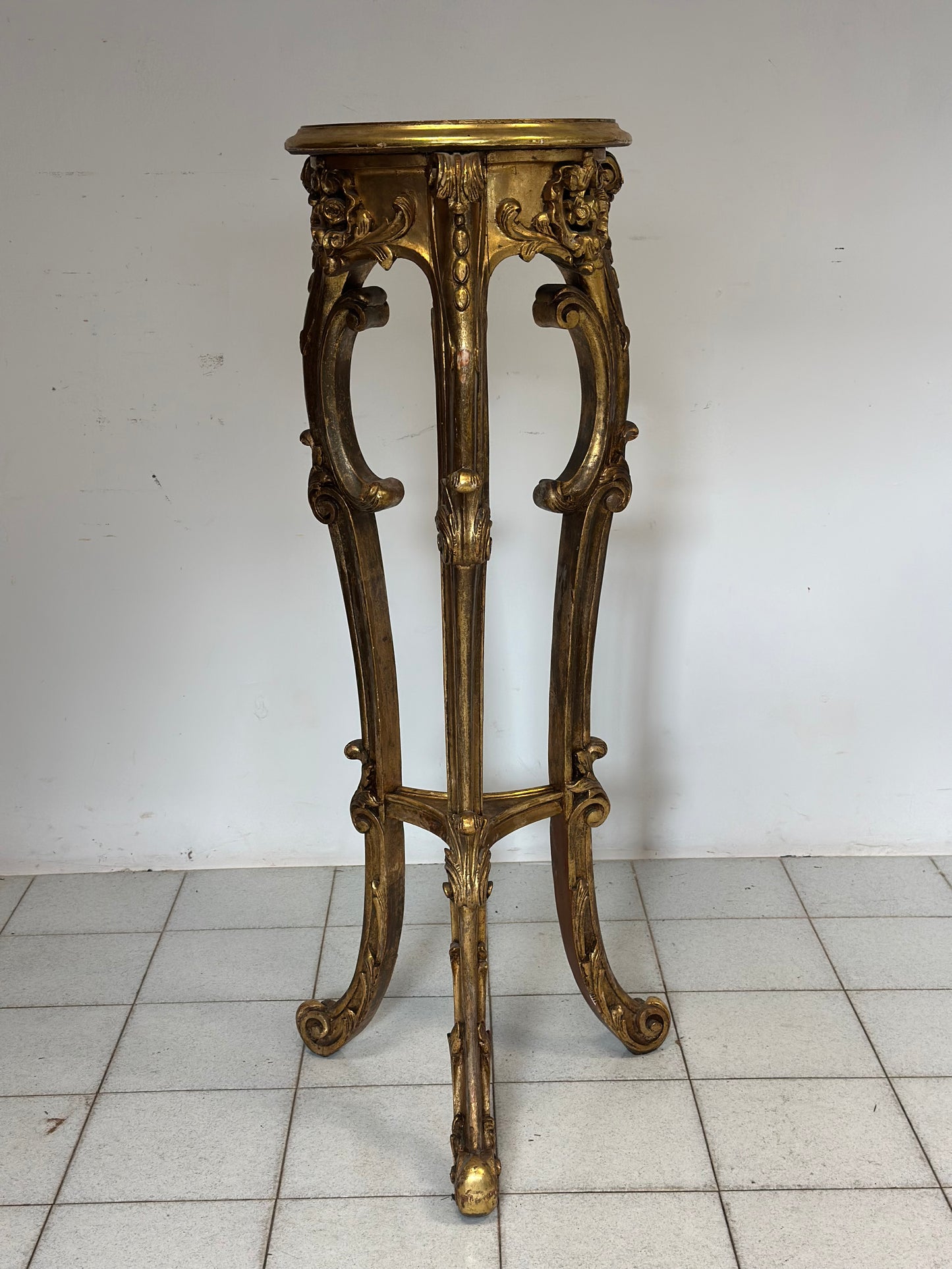 Trespolo in legno intagliato e dorato . Lombardia metà 800