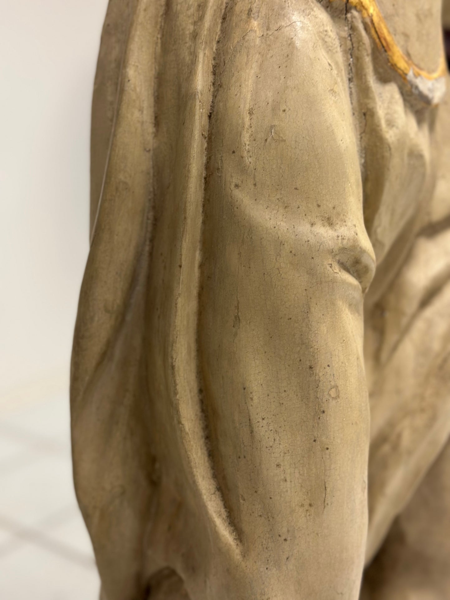 Angelo alato in legno intagliato e dorato . Siena XVIII secolo. H 136 cm