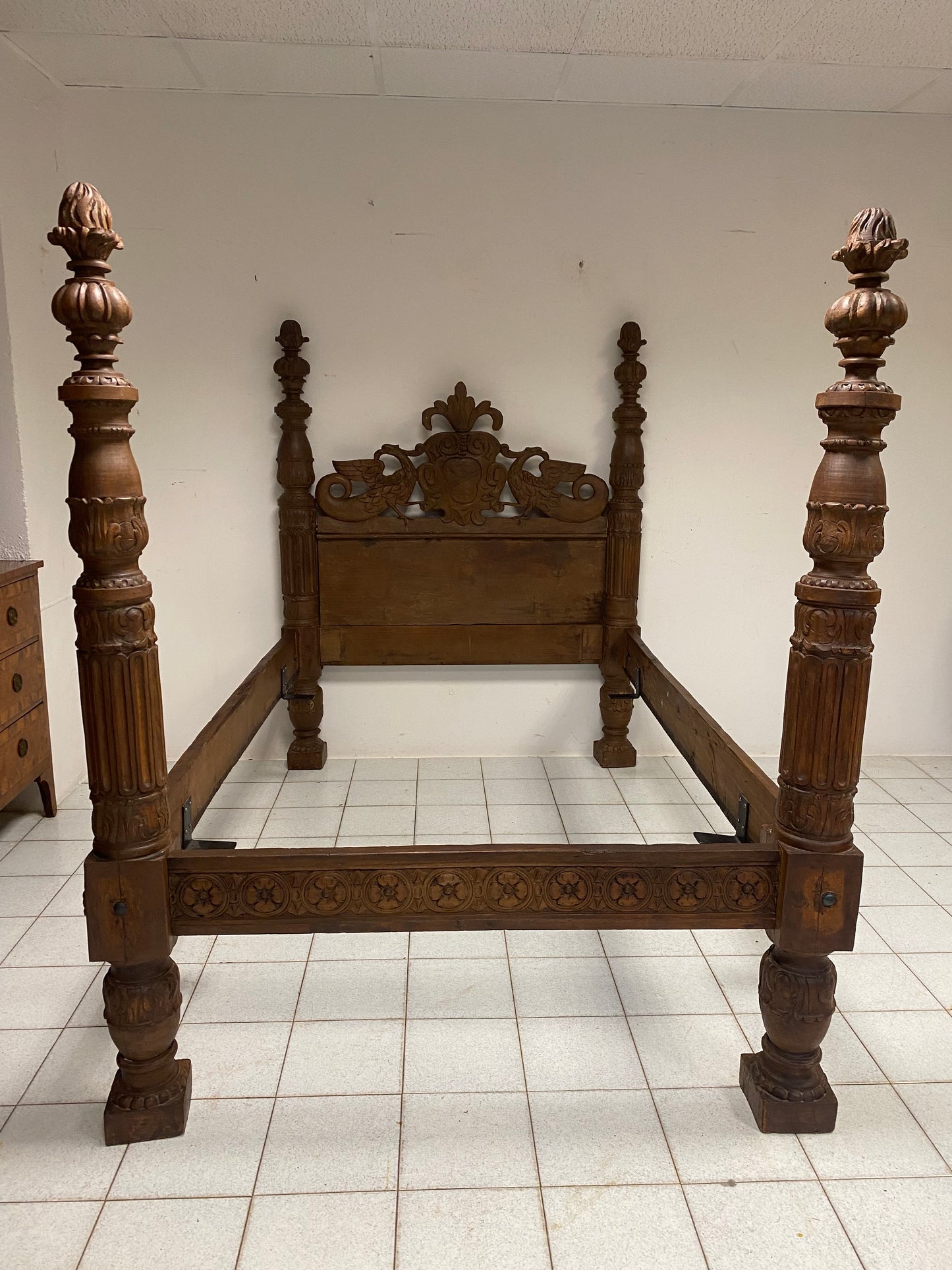 Letto lombardo a colonne in noce . XVII secolo