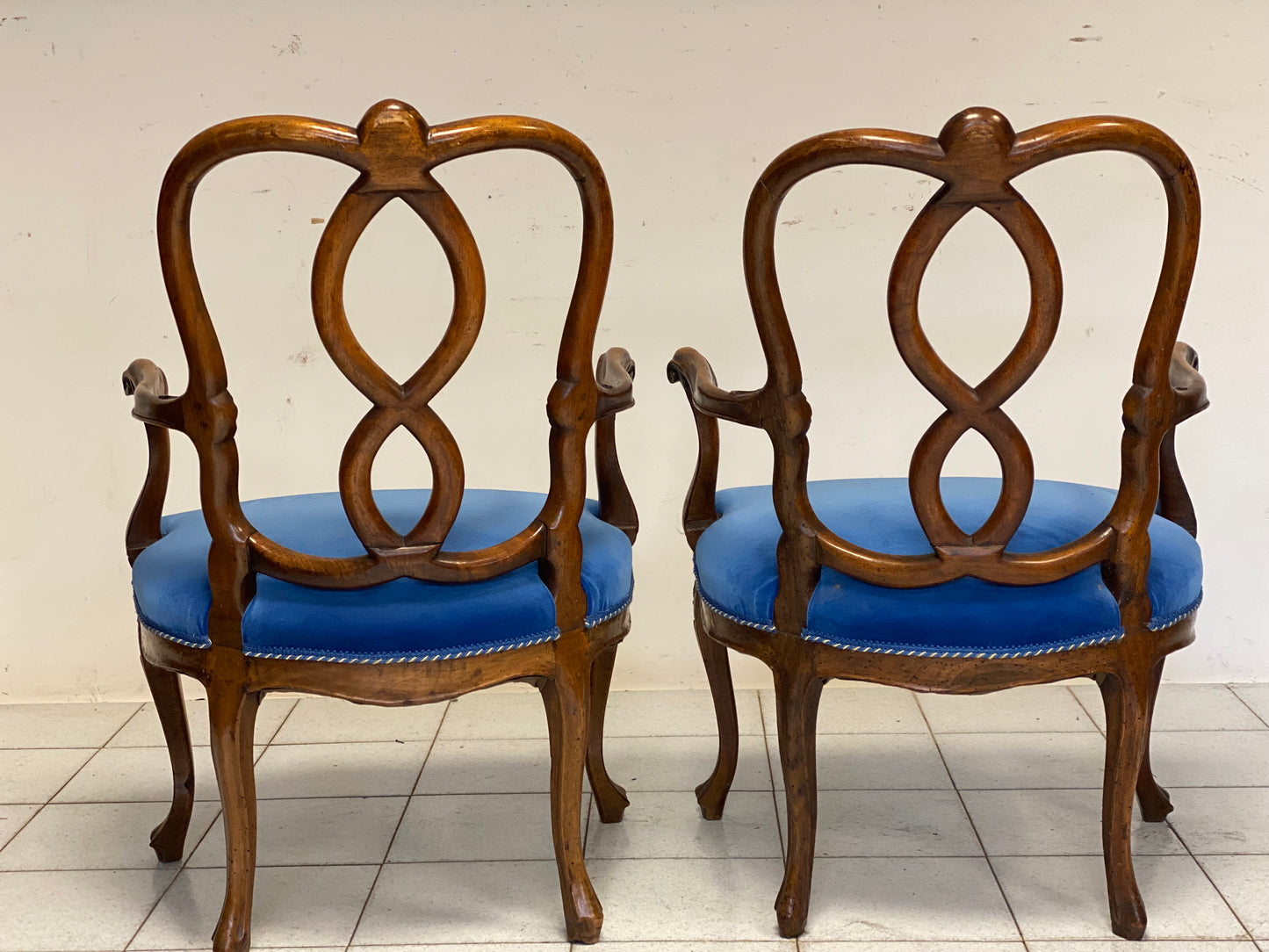 Coppia di poltrone in noce . Venezia XIX secolo