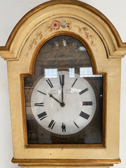 Orologio a pendolo da terra laccato e dipinto . XIX secolo