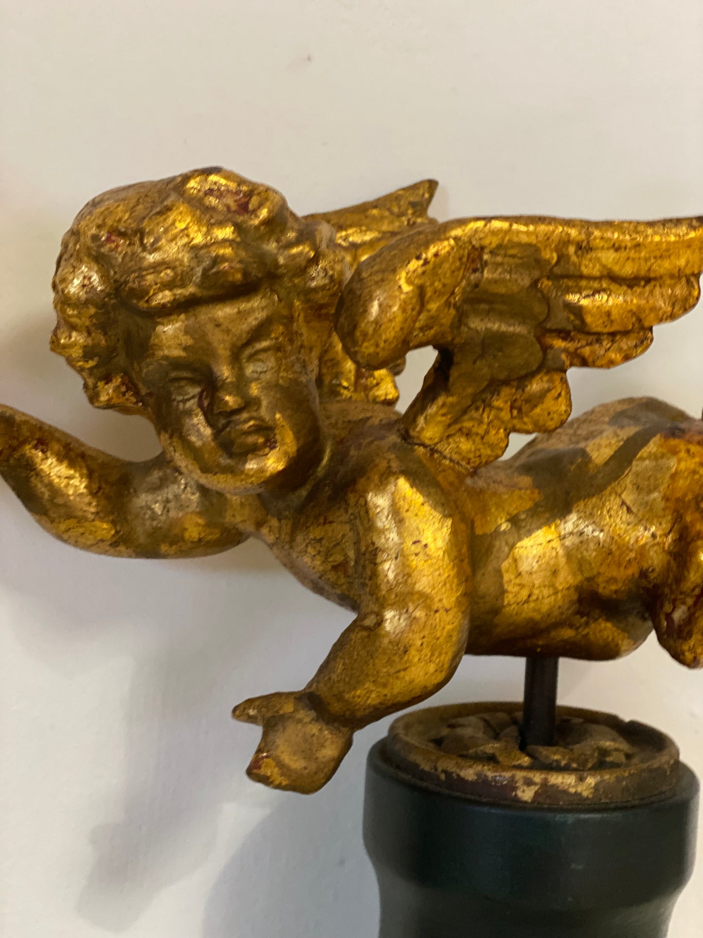 Coppia di angeli lignei in foglia oro . Fine XVIII secolo
