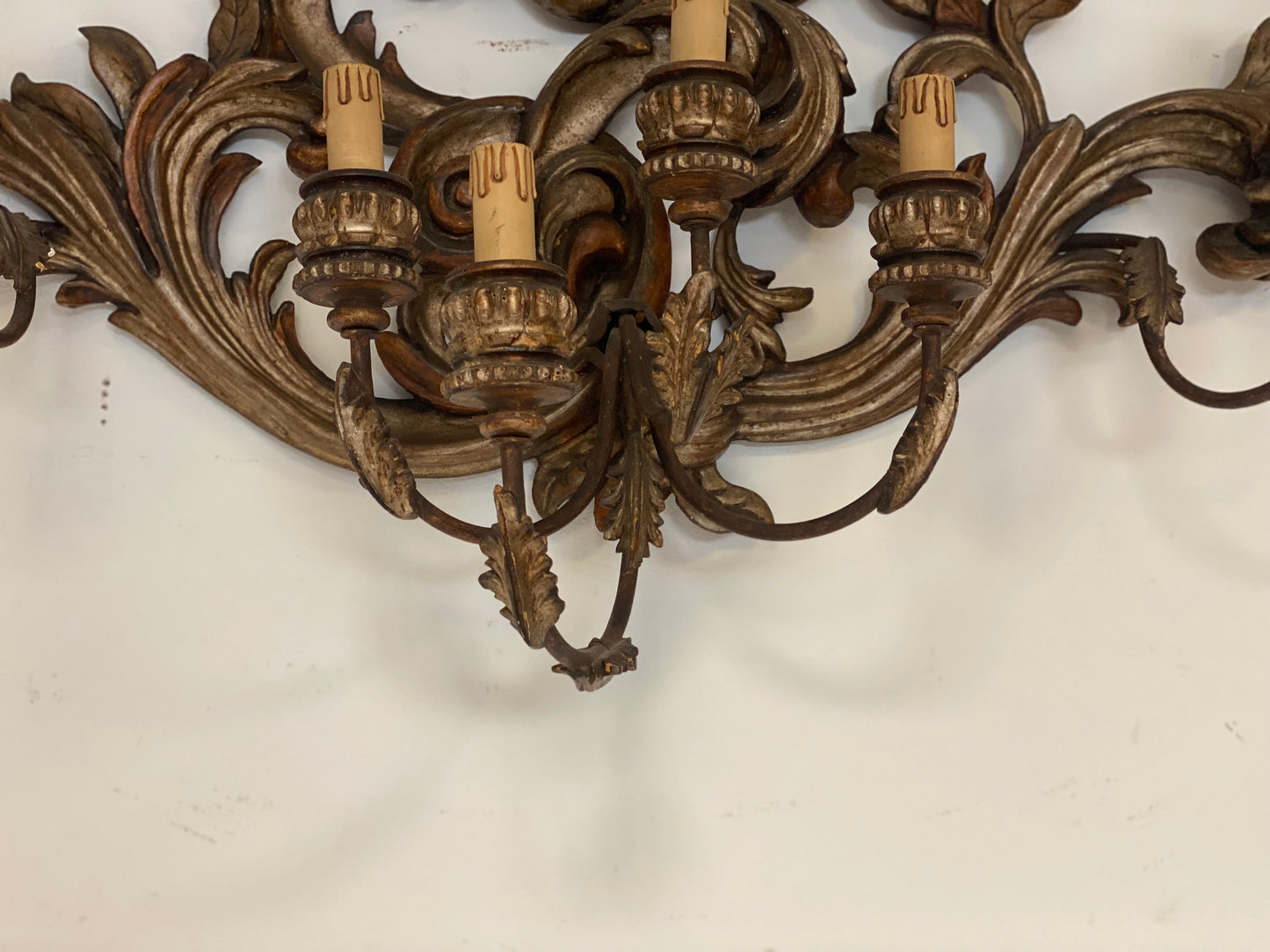 Candeliere applique da muro in legno intagliato e argentato . Metà 800