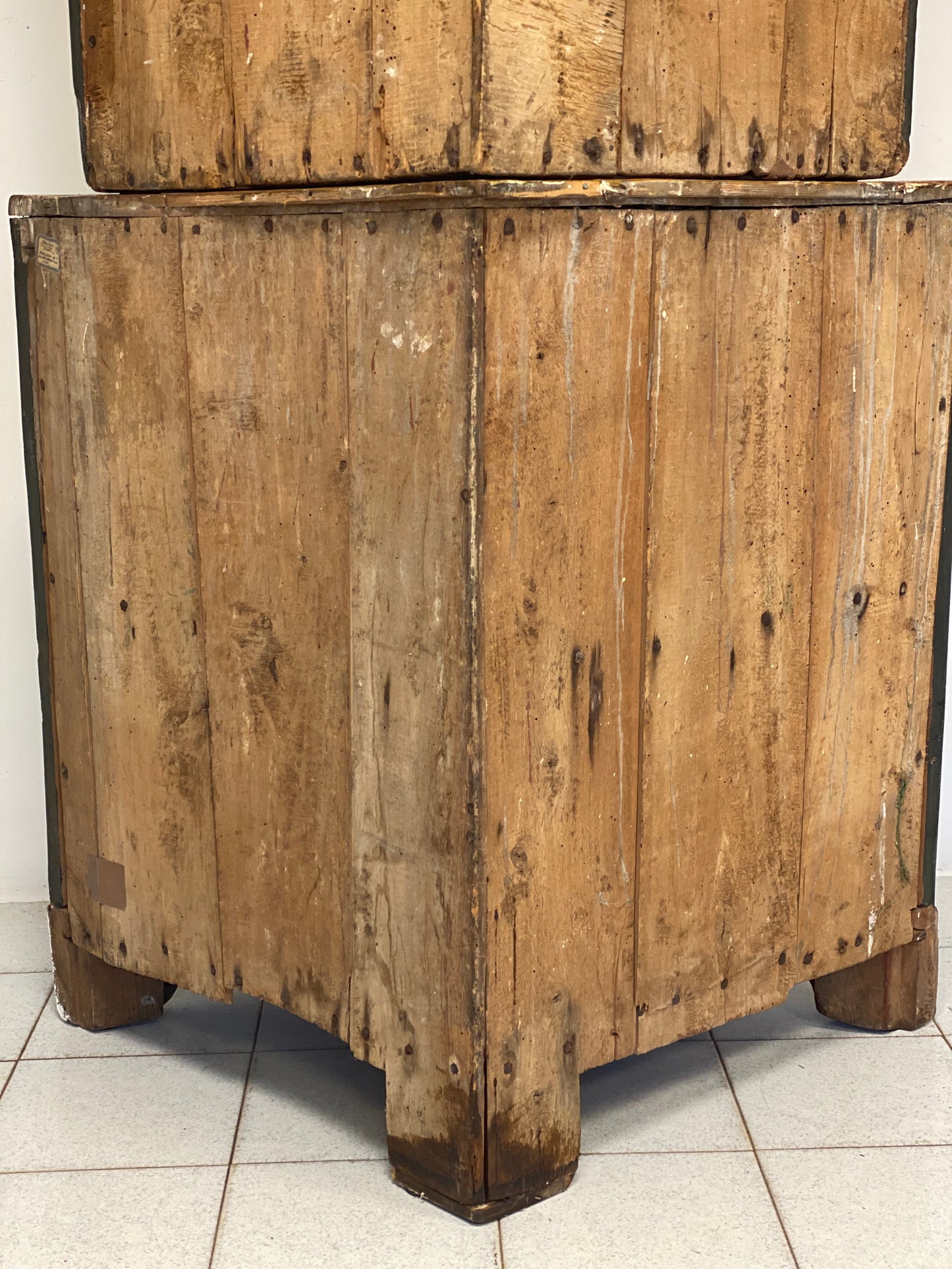 Angoliera Luigi XV bombata in legno laccato e dorato . Inizio XVIII secolo