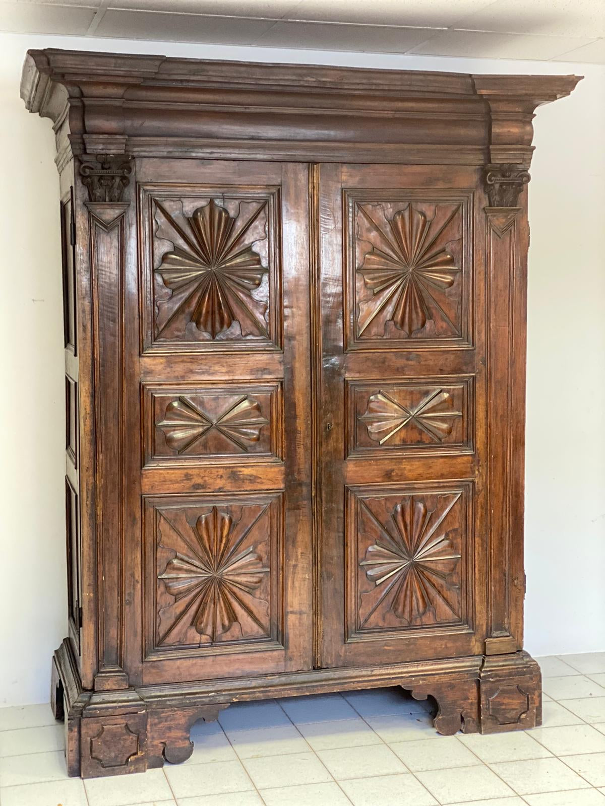 Armadio scolpito Luigi XIV . Genova prima metà 600