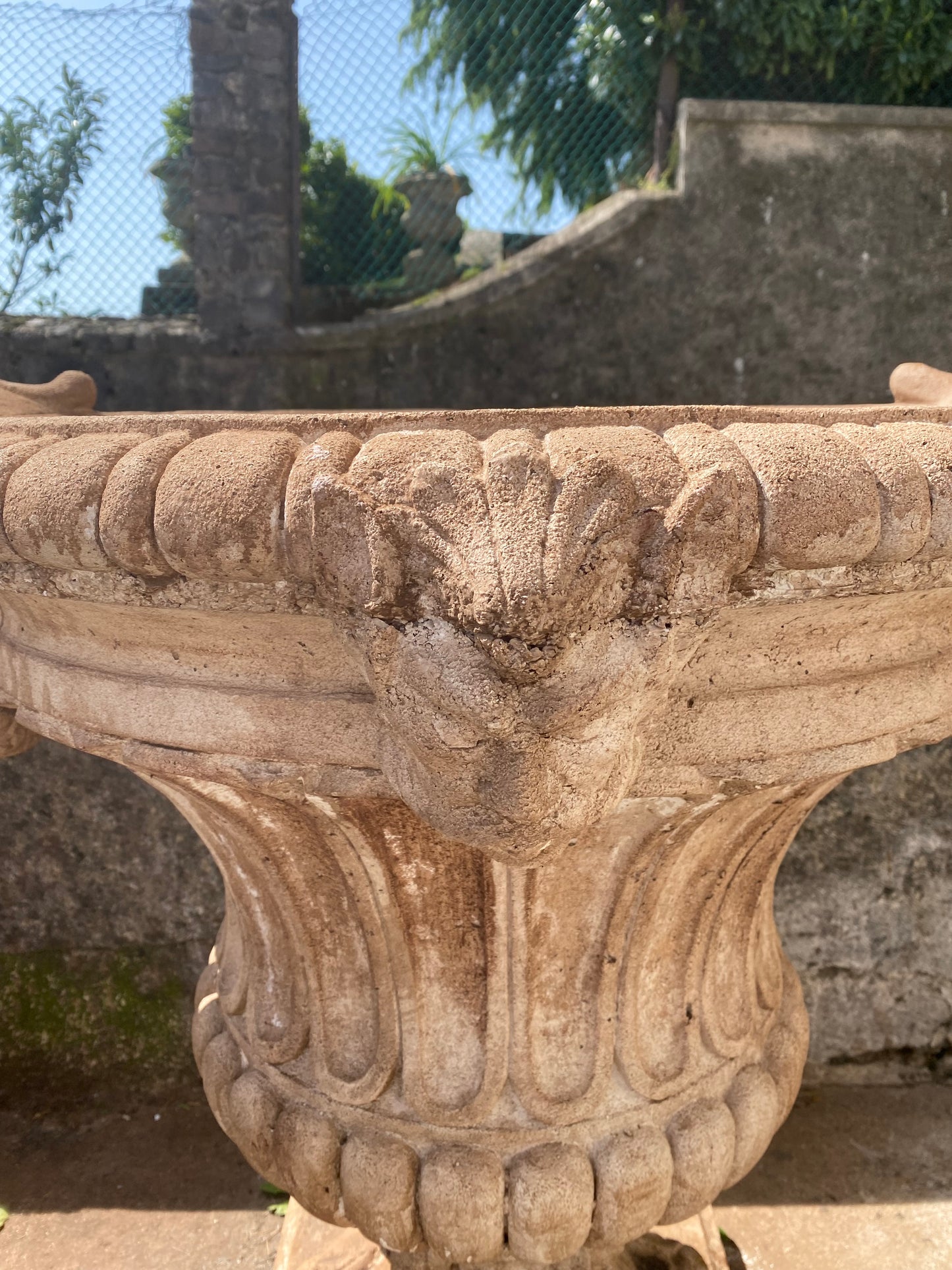 Coppia di grandi vasi in graniglia XX secolo